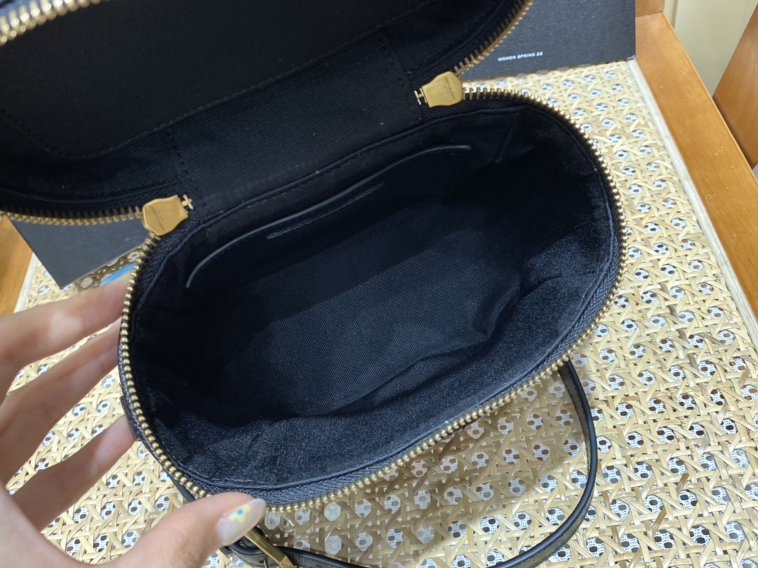 Saint laurent Ysl 80’s 𝙑𝙖𝙣𝙞𝙩𝙮 方形水桶化妆包 649779黑色