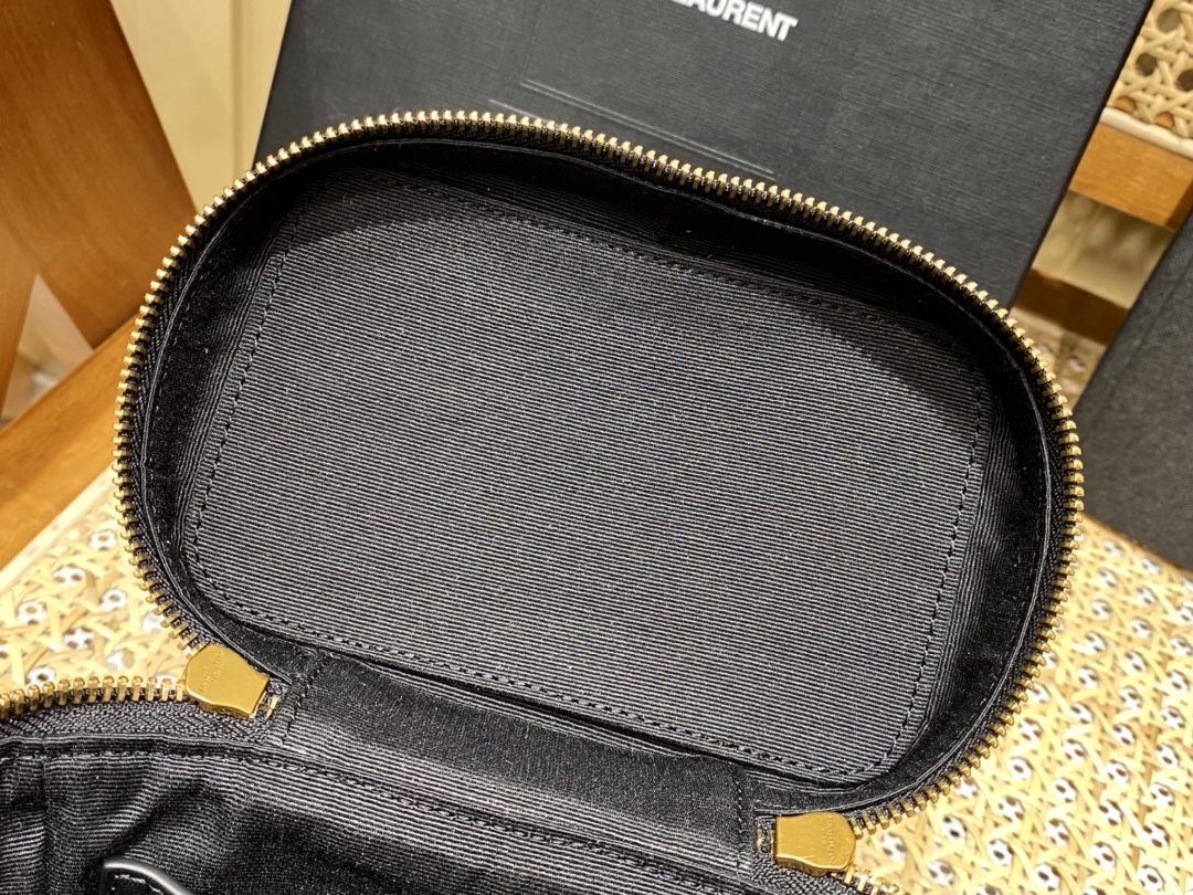 Saint laurent Ysl 80’s 𝙑𝙖𝙣𝙞𝙩𝙮 方形水桶化妆包 649779黑色