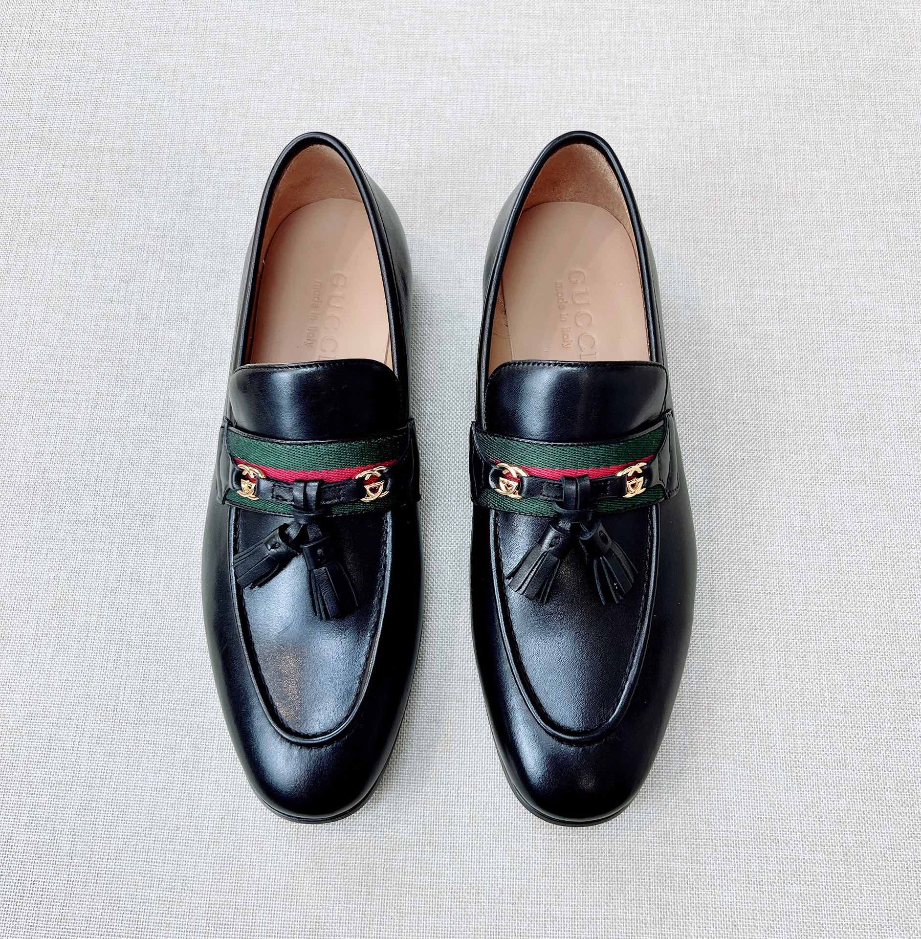 NO:743303,[G*] Original order - Purchasing level - G men's black Web GG pattern casual business leather shoes - Upper material, imported calfskin with classic red and green webbing, original single and double G fasteners - Inner foot pads are all made of imported cowhide - Original customized leather outsole, -Size 39-44 (38,45. Customized, non-refundable and non-exchangeable) -, Gucci - double G leather shoes, cowhide, Leather soles19860909【G*】原单 -代购级别 -G男士黑色Web GG图案休闲商务皮鞋 -鞋面材质,进口小牛皮搭配经典红绿织带,原单双G扣件 -内里垫脚 均用进口牛皮 -原版定制真皮大底, -Size 39-44（38,45.订制不退不换） -,古奇-双G皮鞋,cowhide,Leather soles,Men's shoes