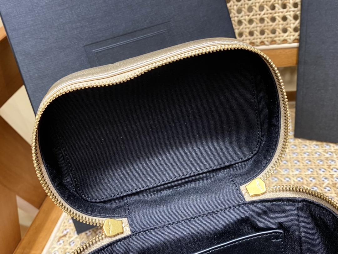 Saint laurent Ysl 80’s 𝙑𝙖𝙣𝙞𝙩𝙮 方形水桶化妆包 649779香槟金