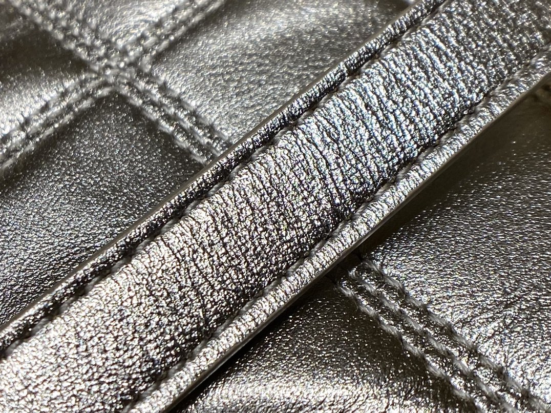 Saint laurent Ysl 80’s 𝙑𝙖𝙣𝙞𝙩𝙮 方形水桶化妆包 649779香槟金