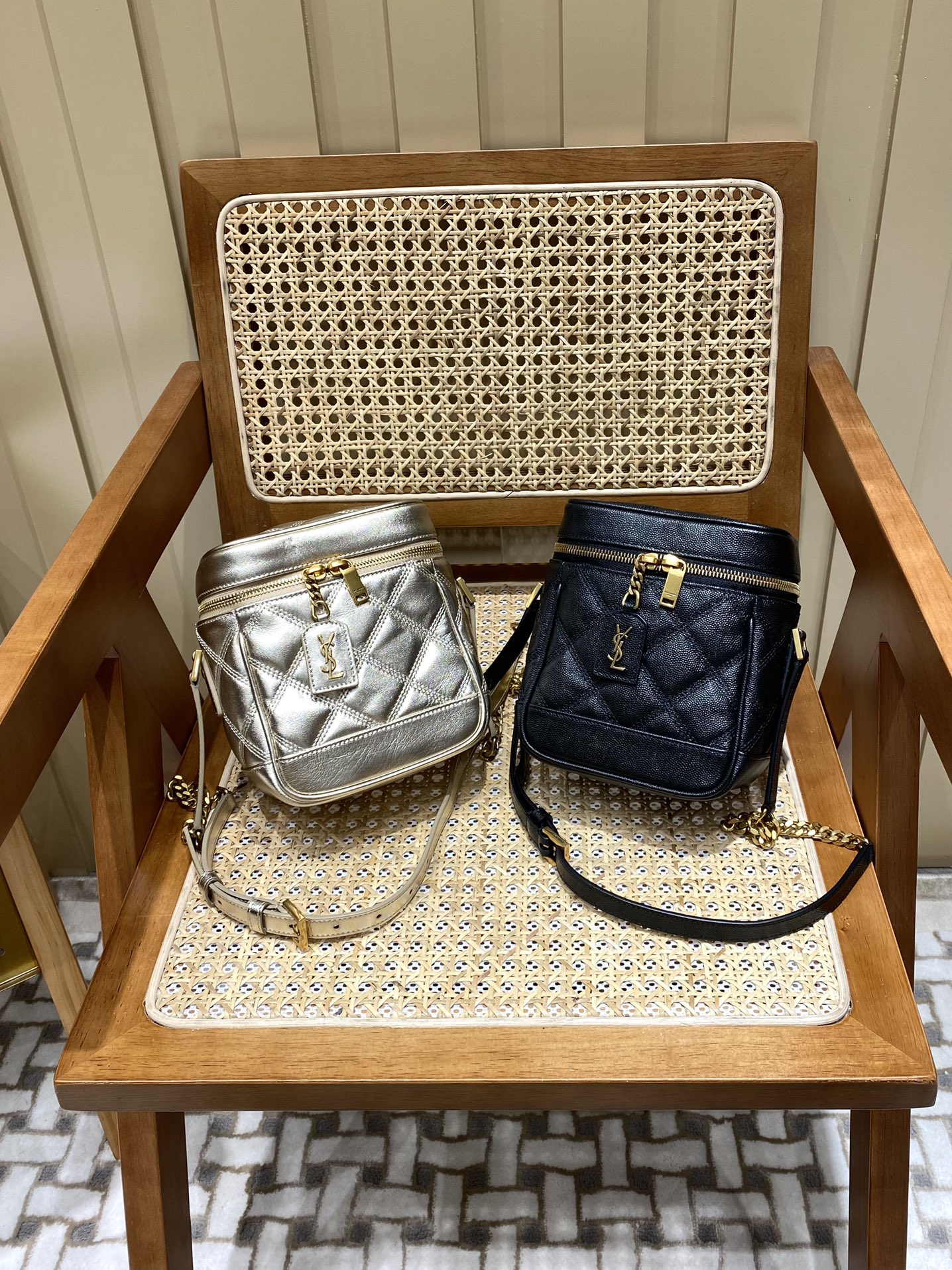 Saint laurent Ysl 80’s 𝙑𝙖𝙣𝙞𝙩𝙮 方形水桶化妆包 649779香槟金