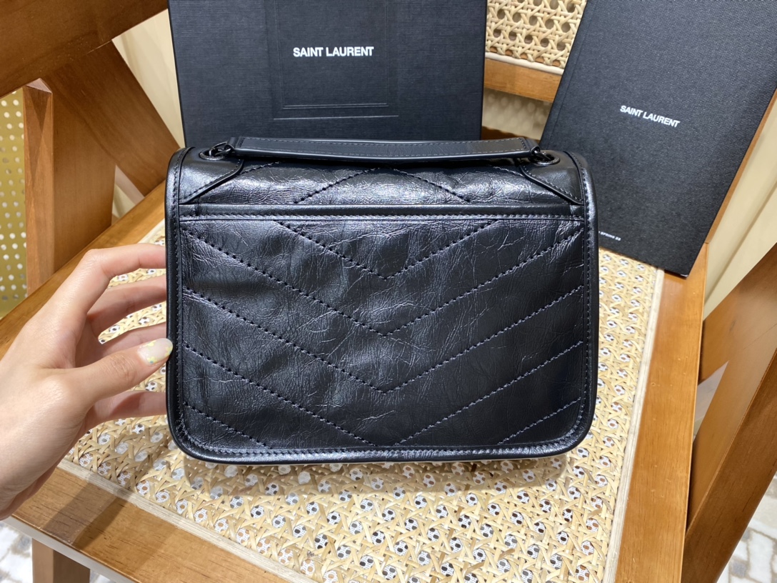 YSL 𝐍𝐢𝐤𝐢 22𝐜𝐦 邮差包 533037黑色/黑链