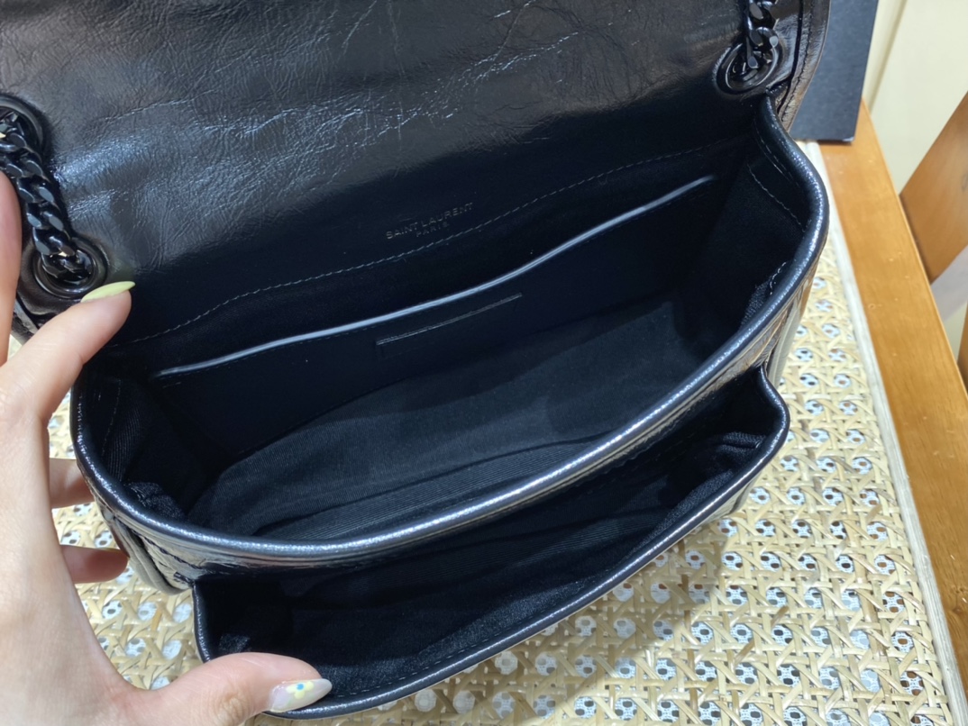 YSL 𝐍𝐢𝐤𝐢 22𝐜𝐦 邮差包 533037黑色/黑链