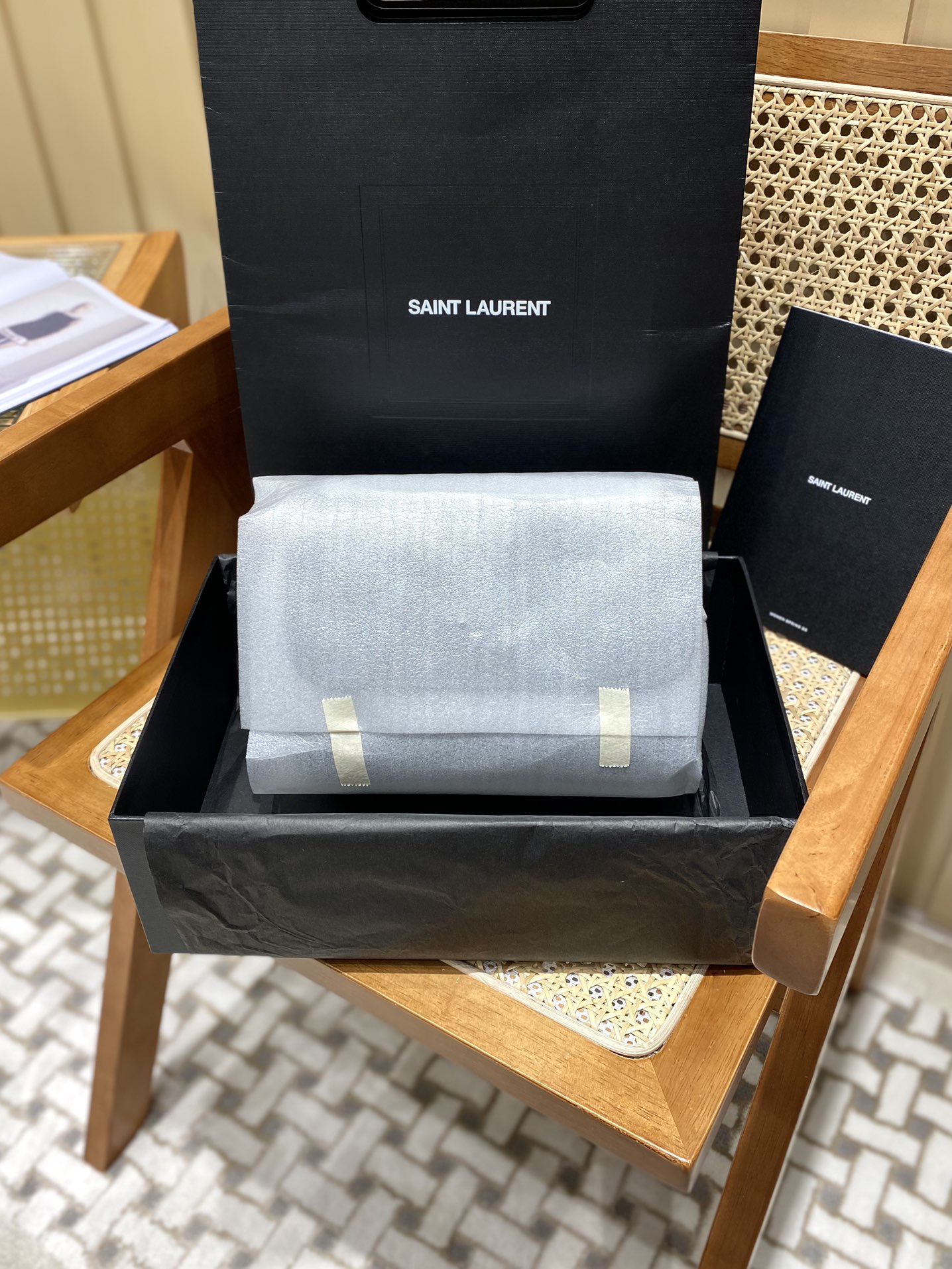 YSL 𝐍𝐢𝐤𝐢 22𝐜𝐦 邮差包 533037黑色/黑链