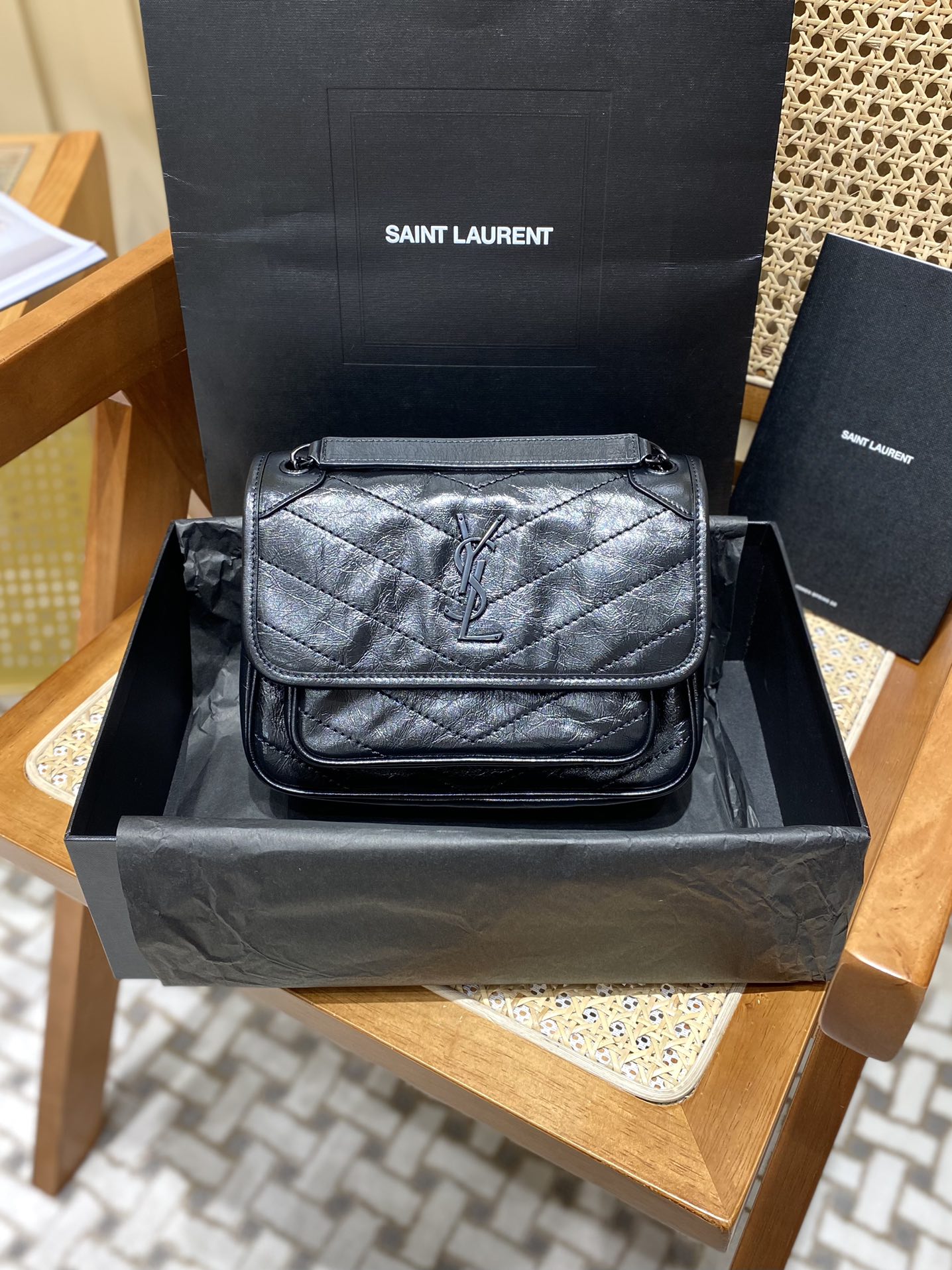 YSL 𝐍𝐢𝐤𝐢 22𝐜𝐦 邮差包 533037黑色/黑链