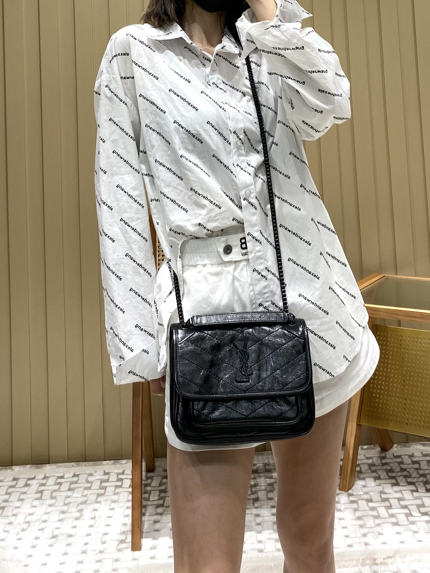 YSL 𝐍𝐢𝐤𝐢 22𝐜𝐦 邮差包 533037黑色/黑链