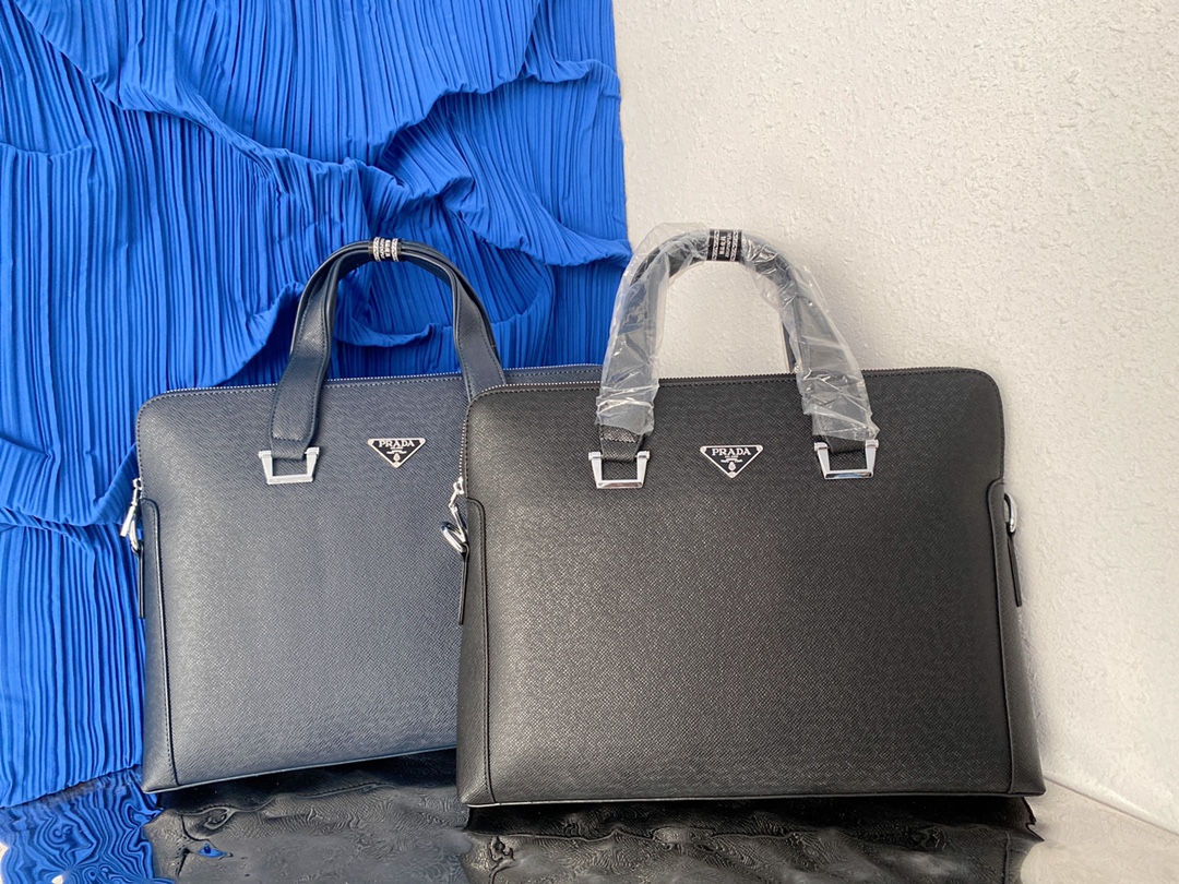 K0  普拉达 Prada  单拉链手提包男包 男士公文包电脑包 采用精湛镶嵌细工，经典百搭 实物拍摄 原厂原版面料 高端品质 配送小票防尘袋 29 x 38 cm。