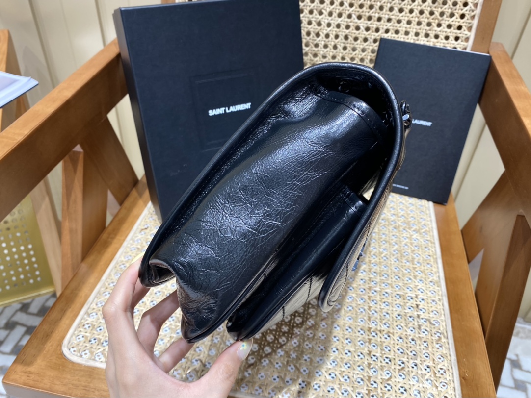 YSL 𝐍𝐢𝐤𝐢 28𝐜𝐦 邮差包 633158黑色/黑链
