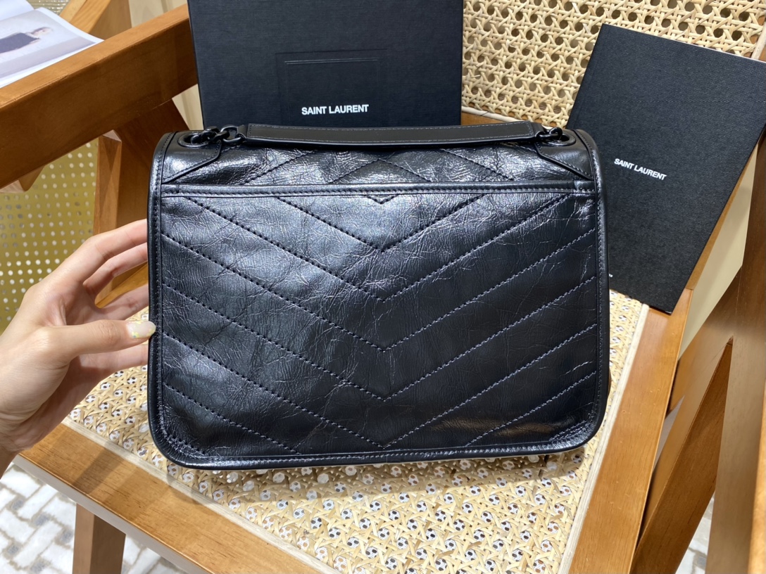 YSL 𝐍𝐢𝐤𝐢 28𝐜𝐦 邮差包 633158黑色/黑链
