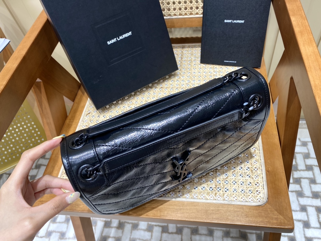 YSL 𝐍𝐢𝐤𝐢 28𝐜𝐦 邮差包 633158黑色/黑链