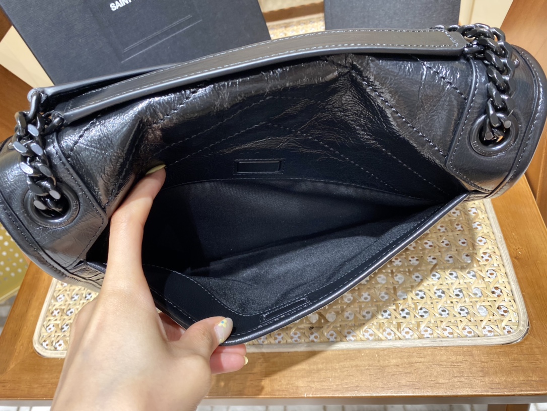 YSL 𝐍𝐢𝐤𝐢 28𝐜𝐦 邮差包 633158黑色/黑链