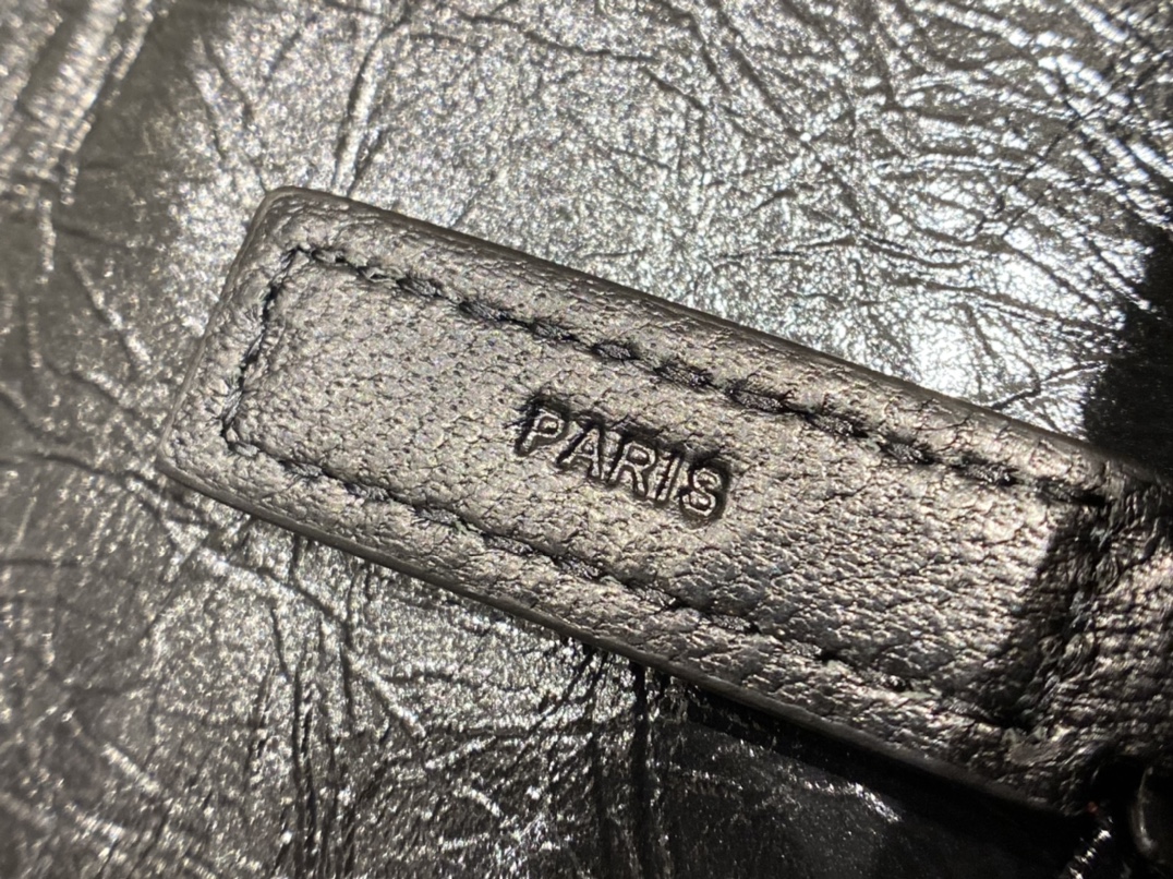 YSL 𝐍𝐢𝐤𝐢 28𝐜𝐦 邮差包 633158黑色/黑链