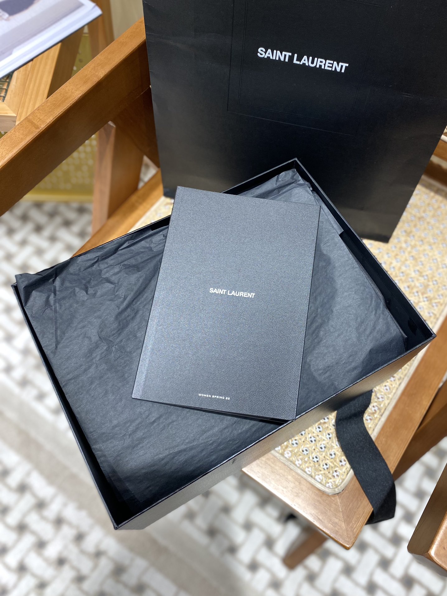 YSL 𝐍𝐢𝐤𝐢 28𝐜𝐦 邮差包 633158黑色/黑链