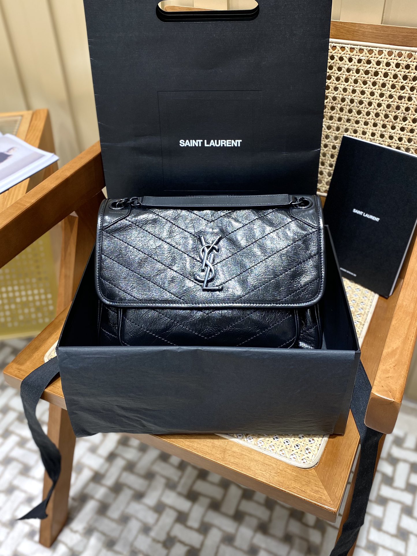 YSL 𝐍𝐢𝐤𝐢 28𝐜𝐦 邮差包 633158黑色/黑链