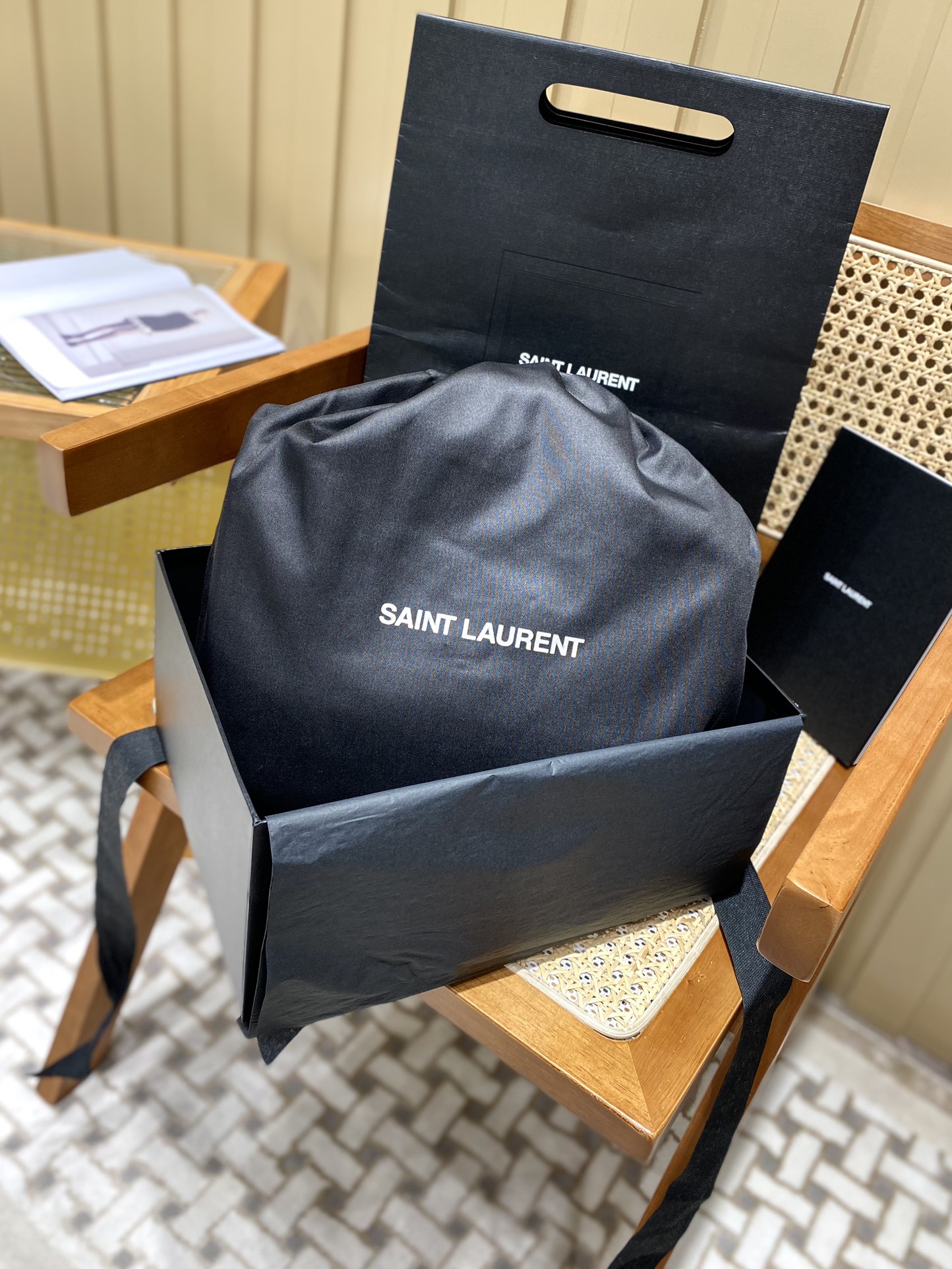YSL 𝐍𝐢𝐤𝐢 28𝐜𝐦 邮差包 633158黑色/黑链