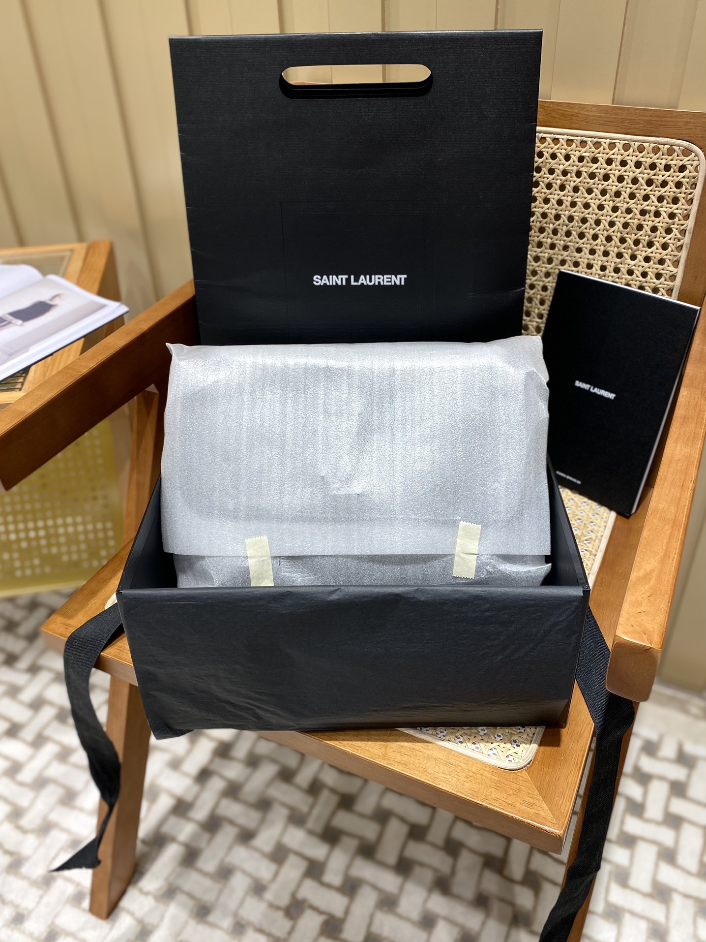 YSL 𝐍𝐢𝐤𝐢 28𝐜𝐦 邮差包 633158黑色/黑链