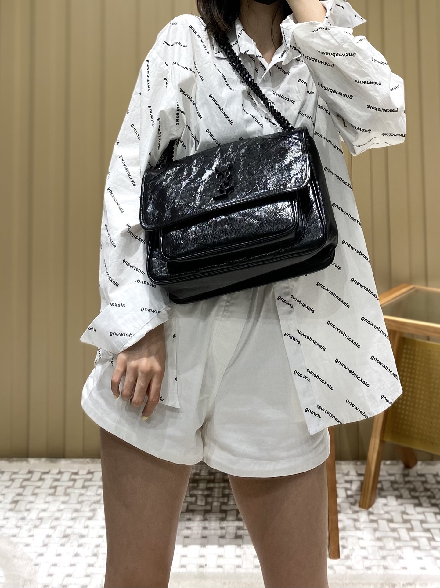 YSL 𝐍𝐢𝐤𝐢 28𝐜𝐦 邮差包 633158黑色/黑链