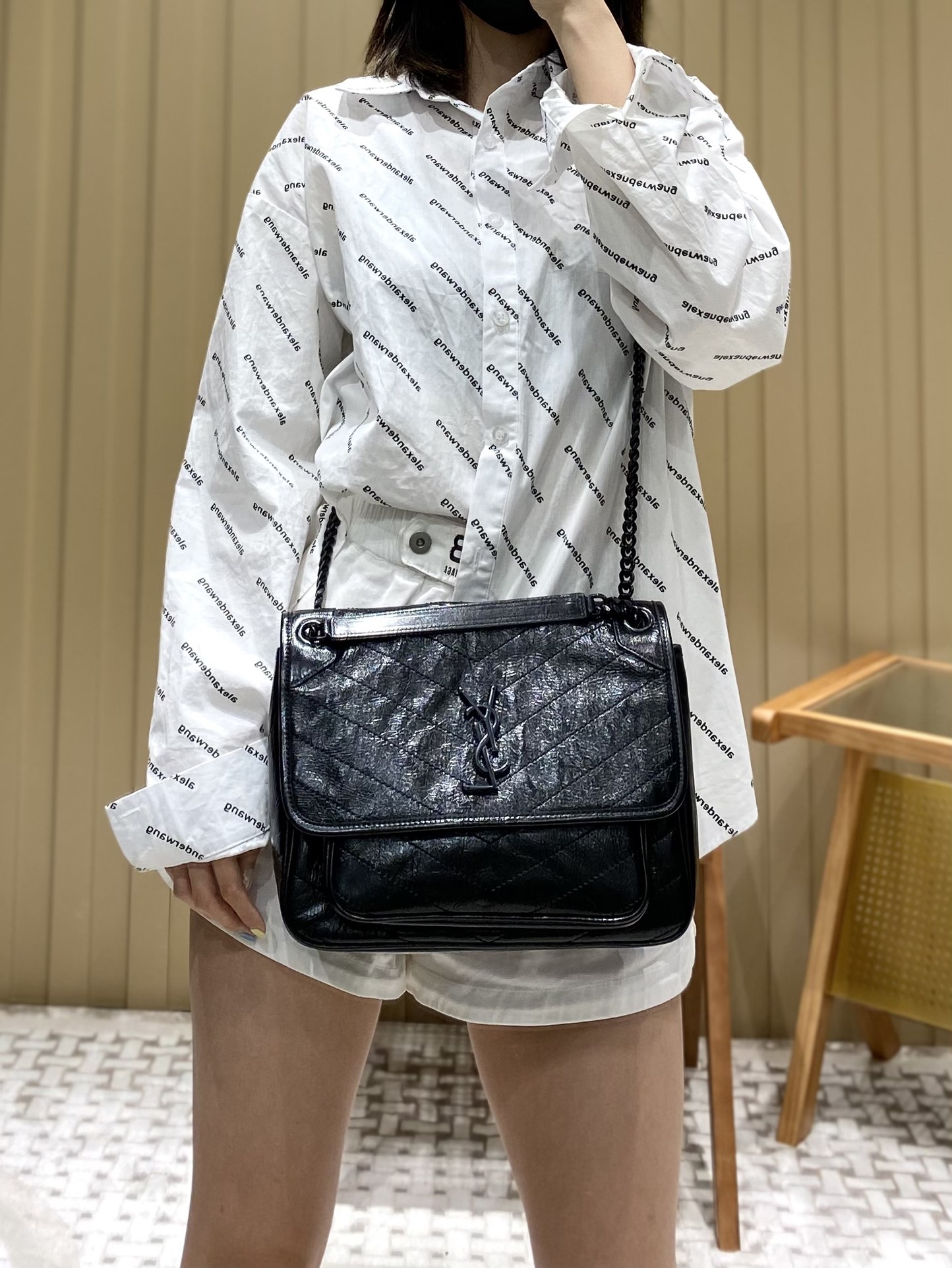 YSL 𝐍𝐢𝐤𝐢 28𝐜𝐦 邮差包 633158黑色/黑链