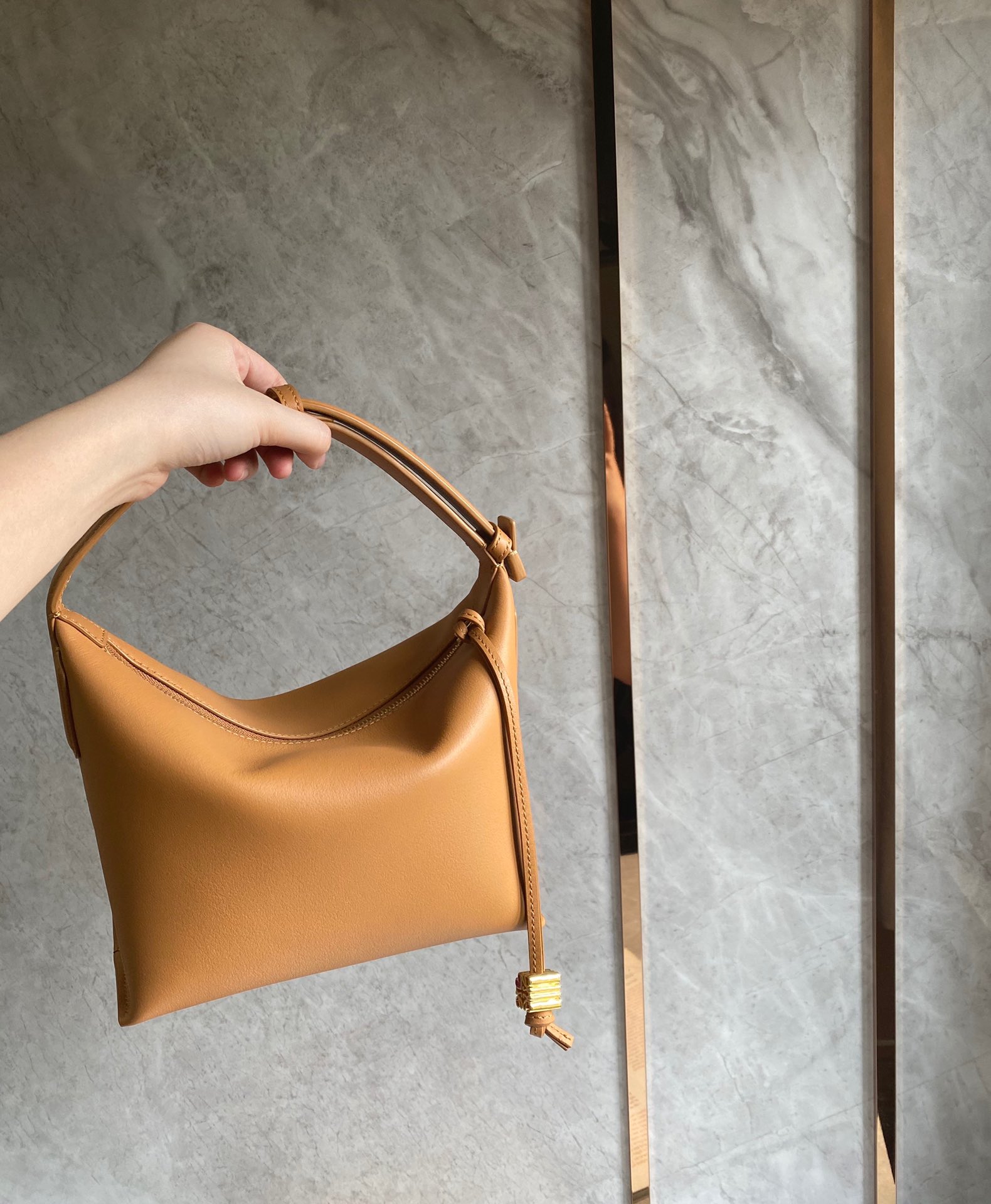 LOEWE罗意威 520情人节限定款 cubi全皮饭盒包 0559暖沙色