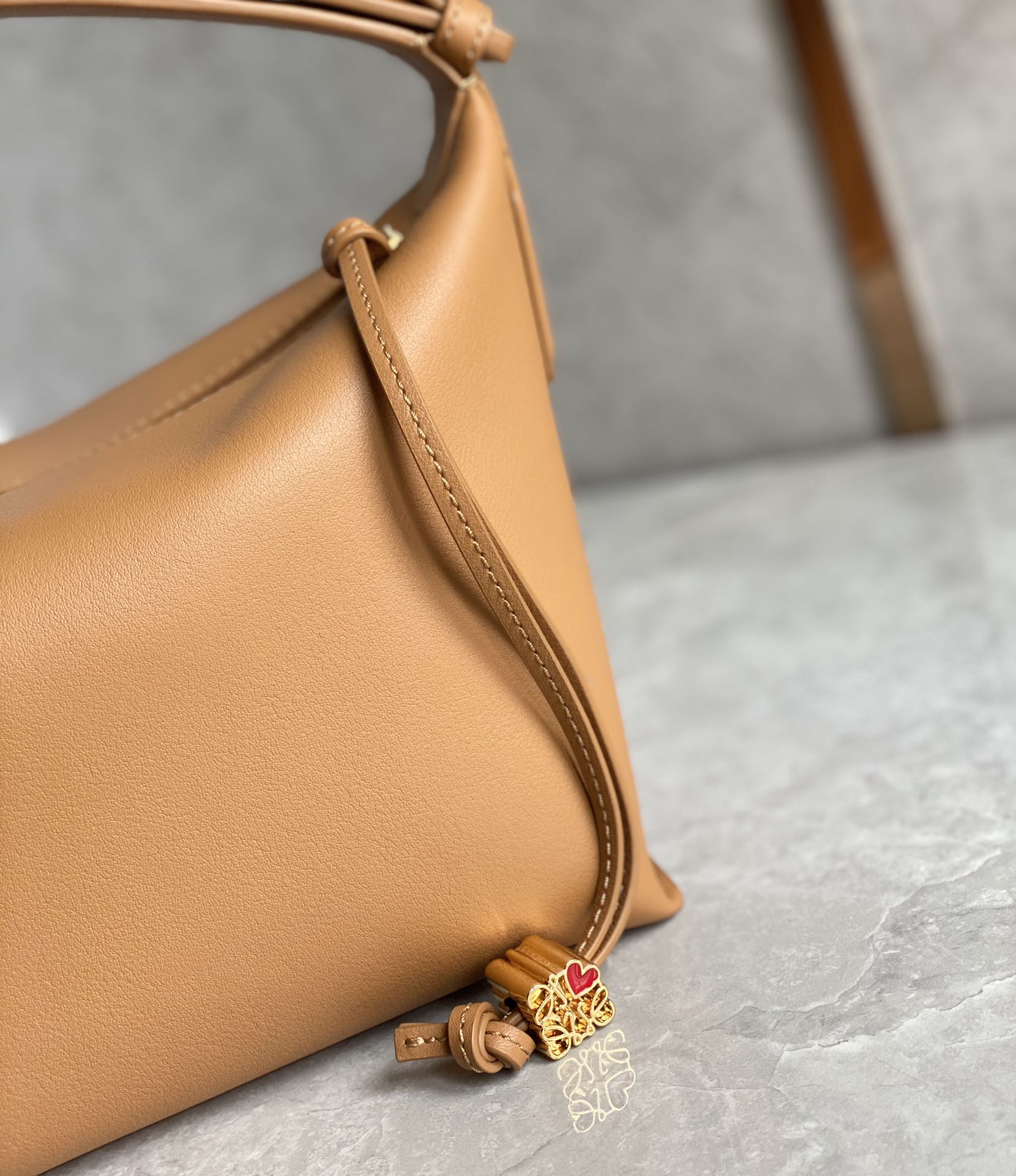 LOEWE罗意威 520情人节限定款 cubi全皮饭盒包 0559暖沙色