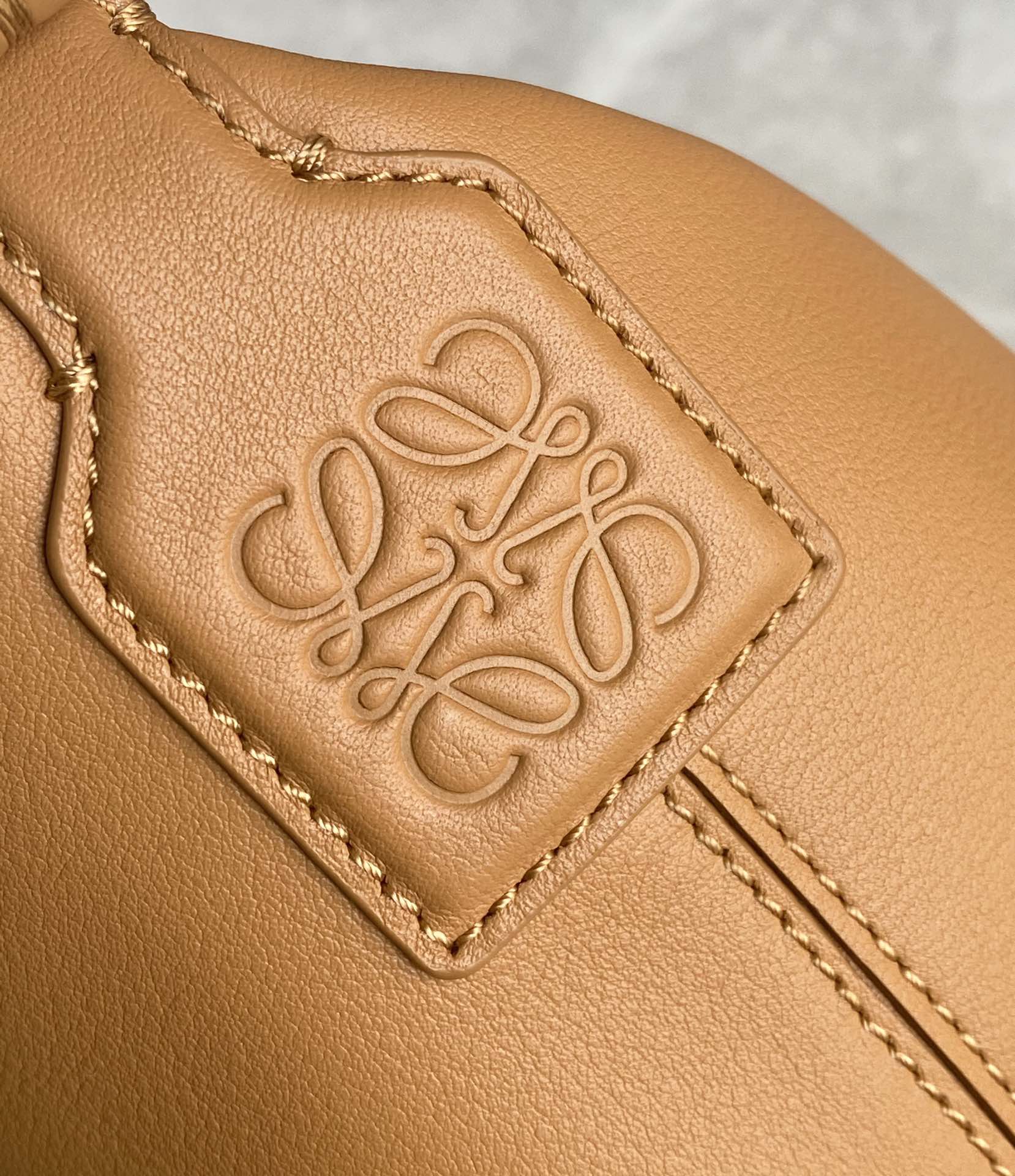 LOEWE罗意威 520情人节限定款 cubi全皮饭盒包 0559暖沙色