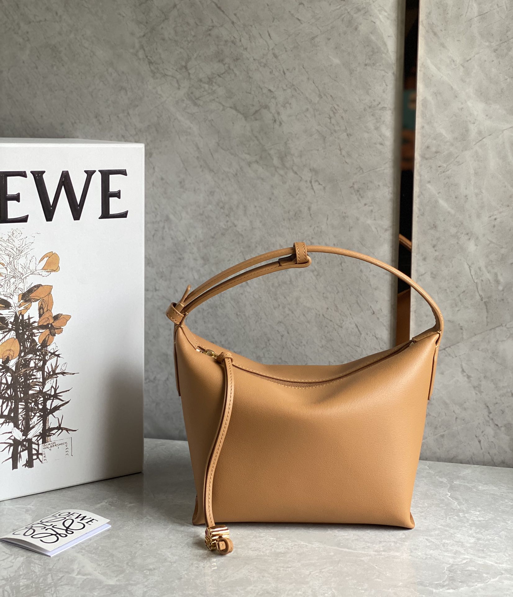 LOEWE罗意威 520情人节限定款 cubi全皮饭盒包 0559暖沙色