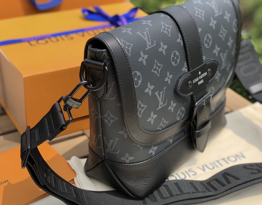 🌼 m45911尺寸27x22x10原厂渠道，Lv黑花吸扣男士盖头邮差挎包，这款包可绝对算得上专柜的断货