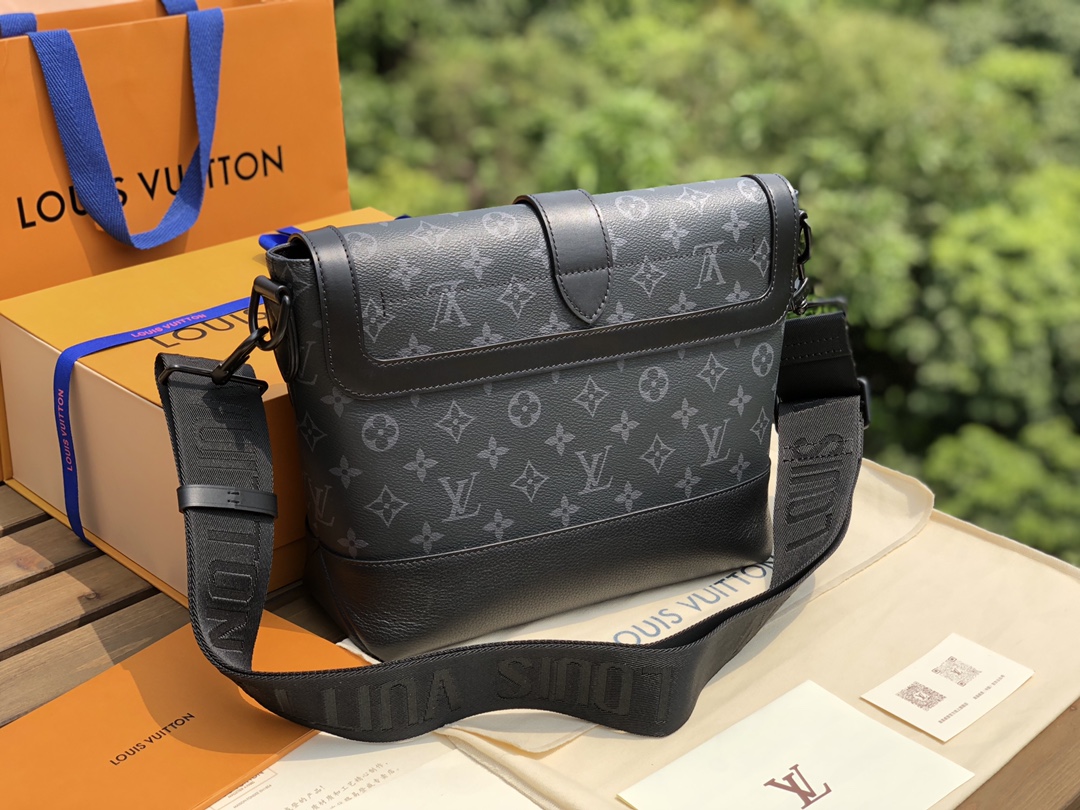 🌼 m45911尺寸27x22x10原厂渠道，Lv黑花吸扣男士盖头邮差挎包，这款包可绝对算得上专柜的断货