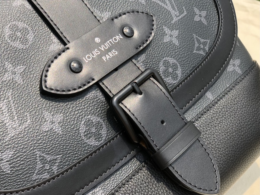 🌼 m45911尺寸27x22x10原厂渠道，Lv黑花吸扣男士盖头邮差挎包，这款包可绝对算得上专柜的断货
