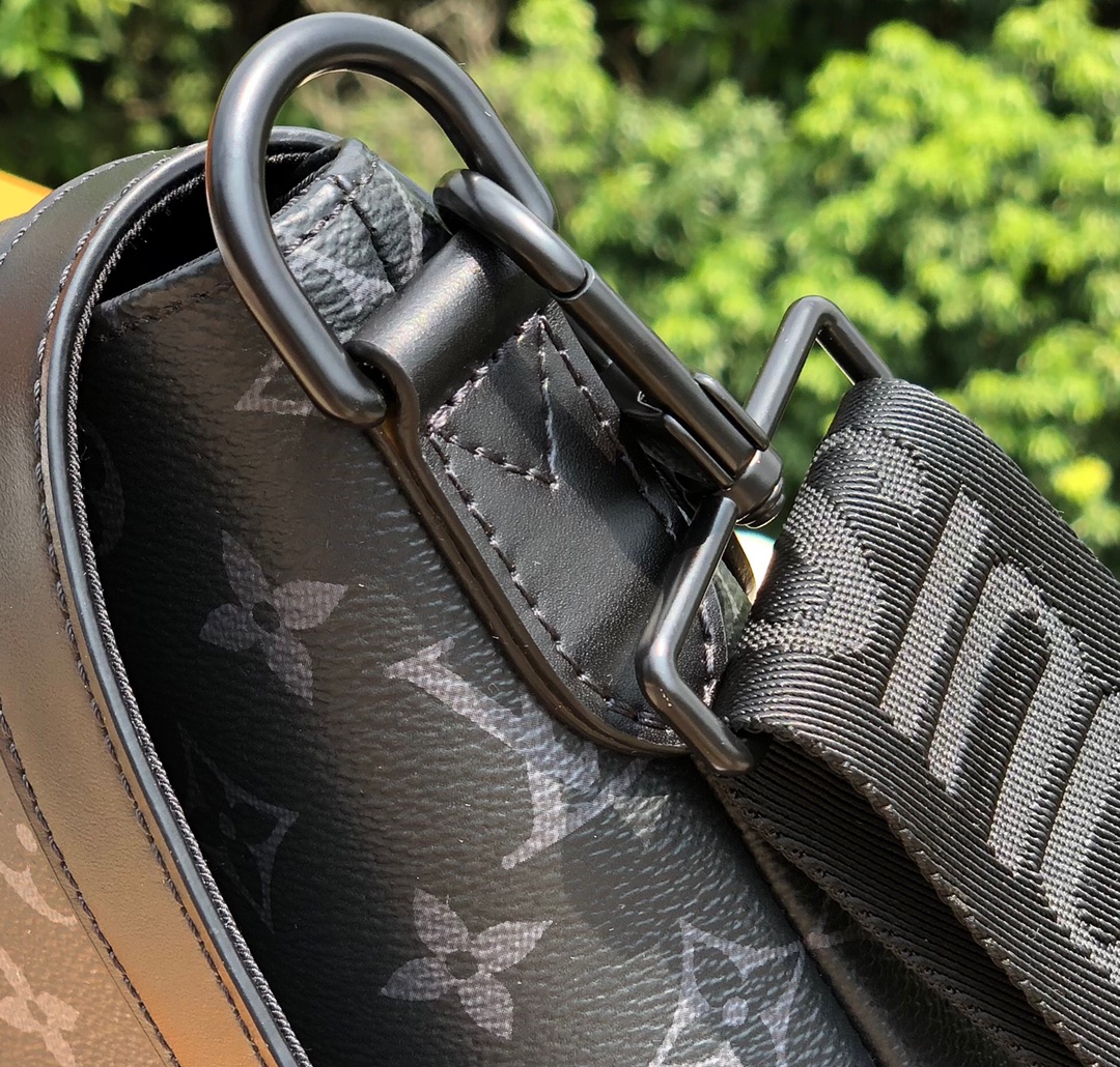 🌼 m45911尺寸27x22x10原厂渠道，Lv黑花吸扣男士盖头邮差挎包，这款包可绝对算得上专柜的断货