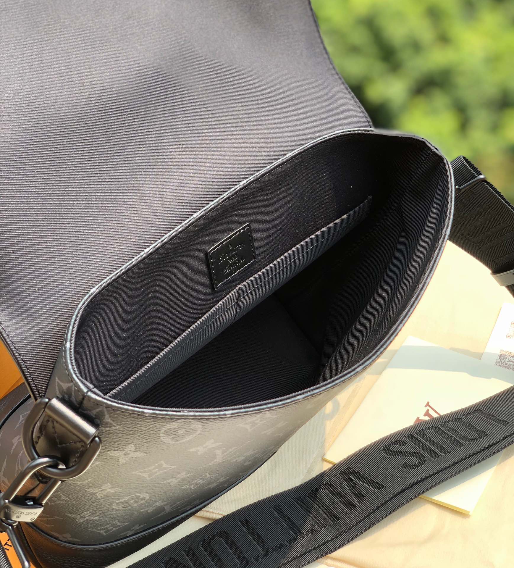 🌼 m45911尺寸27x22x10原厂渠道，Lv黑花吸扣男士盖头邮差挎包，这款包可绝对算得上专柜的断货