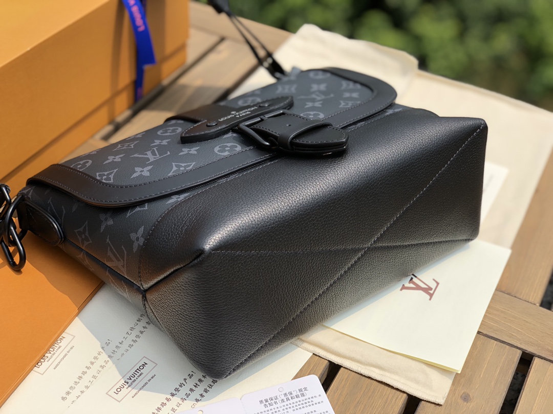 🌼 m45911尺寸27x22x10原厂渠道，Lv黑花吸扣男士盖头邮差挎包，这款包可绝对算得上专柜的断货