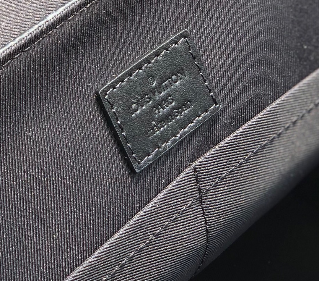 🌼 m45911尺寸27x22x10原厂渠道，Lv黑花吸扣男士盖头邮差挎包，这款包可绝对算得上专柜的断货