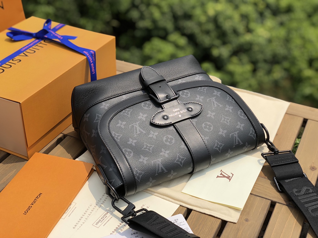 🌼 m45911尺寸27x22x10原厂渠道，Lv黑花吸扣男士盖头邮差挎包，这款包可绝对算得上专柜的断货