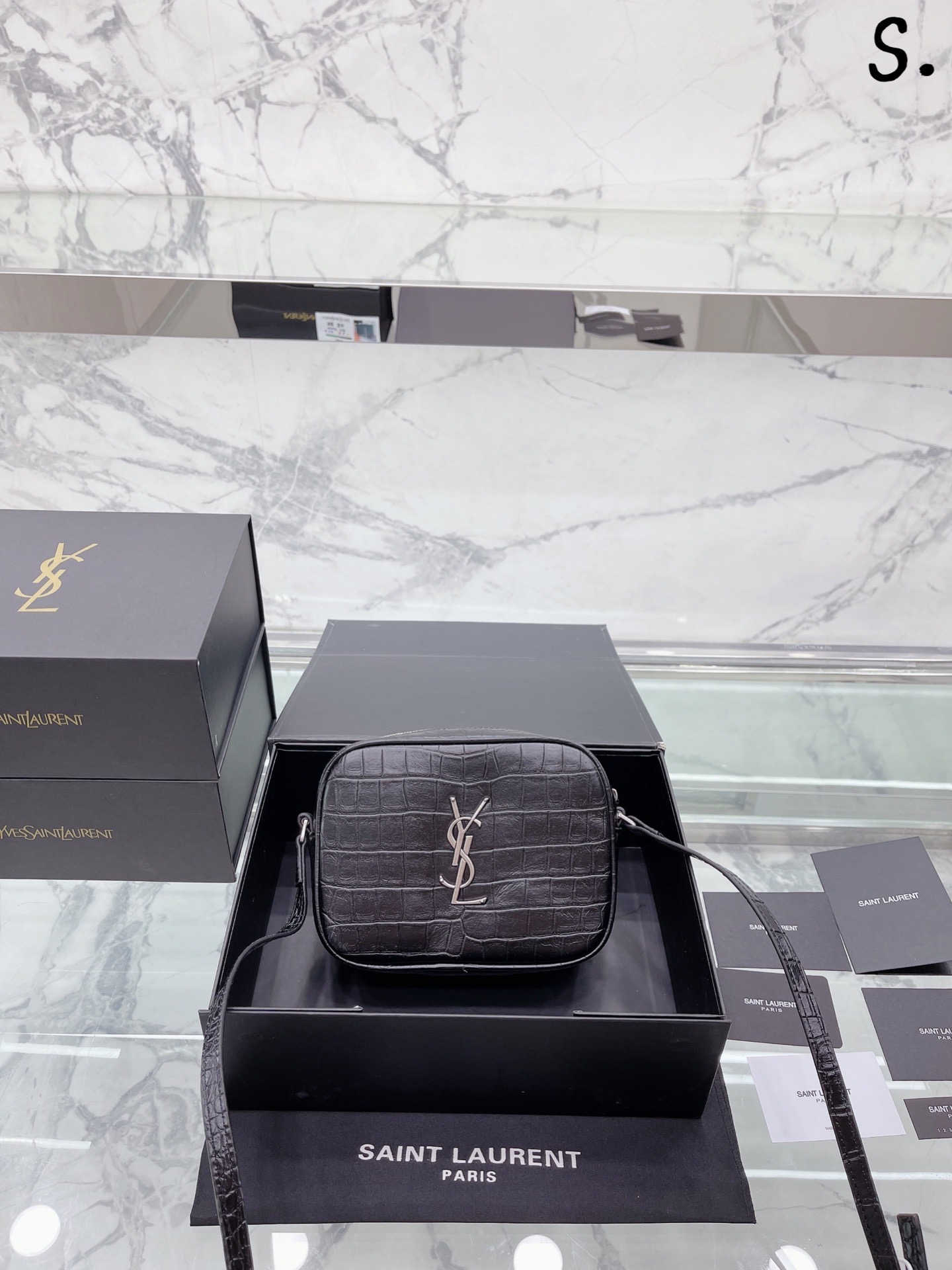 K0 鳄鱼纹 今年最值得买的春夏包包 Saint Laurent 圣罗兰 YSL 软糯的相机包 款 Saint Laurent 圣罗兰 YSL 软糯的相机包| loulou 包评测这款包我买来我这款金链啦~首先它是小羊皮材质的所以不耐磨大家要小心使用一不小心就会磨破向面但是手感非常非常好都可以当枕头了比香奈儿19软很多摸到真的会惊艳的那种感觉哈哈哈就和棉花糖一样包的本身也很轻完全不用担心会重!后面有上身图可以手拿侧背手提还可以交叉背!打开是信封形的所以容量也非常大可以装下日常出 门要带的所有东西! ! ! black14cm