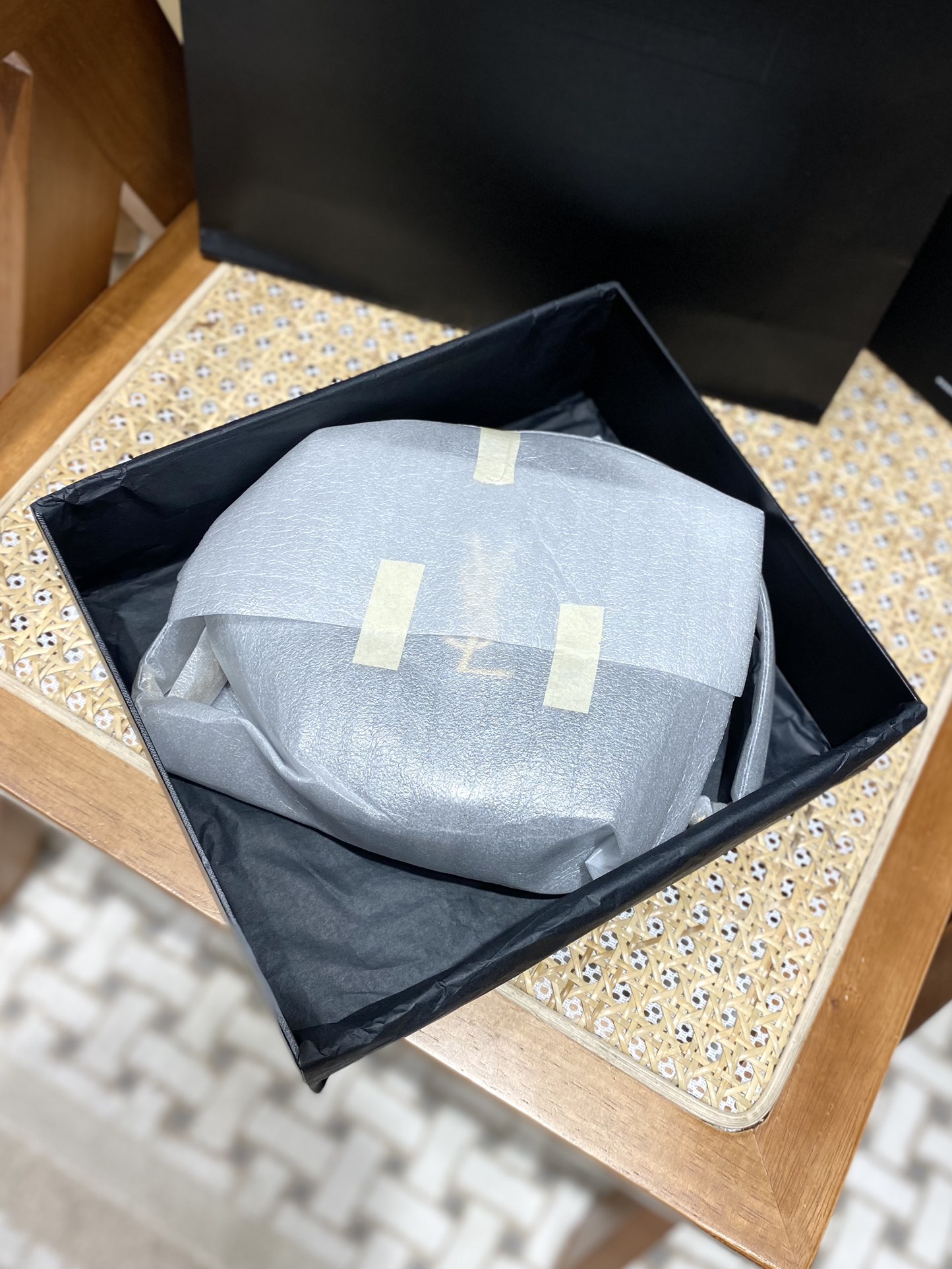 Saint laurent Ysl 最新VINYLE鱼子酱小圆包 610436黑色