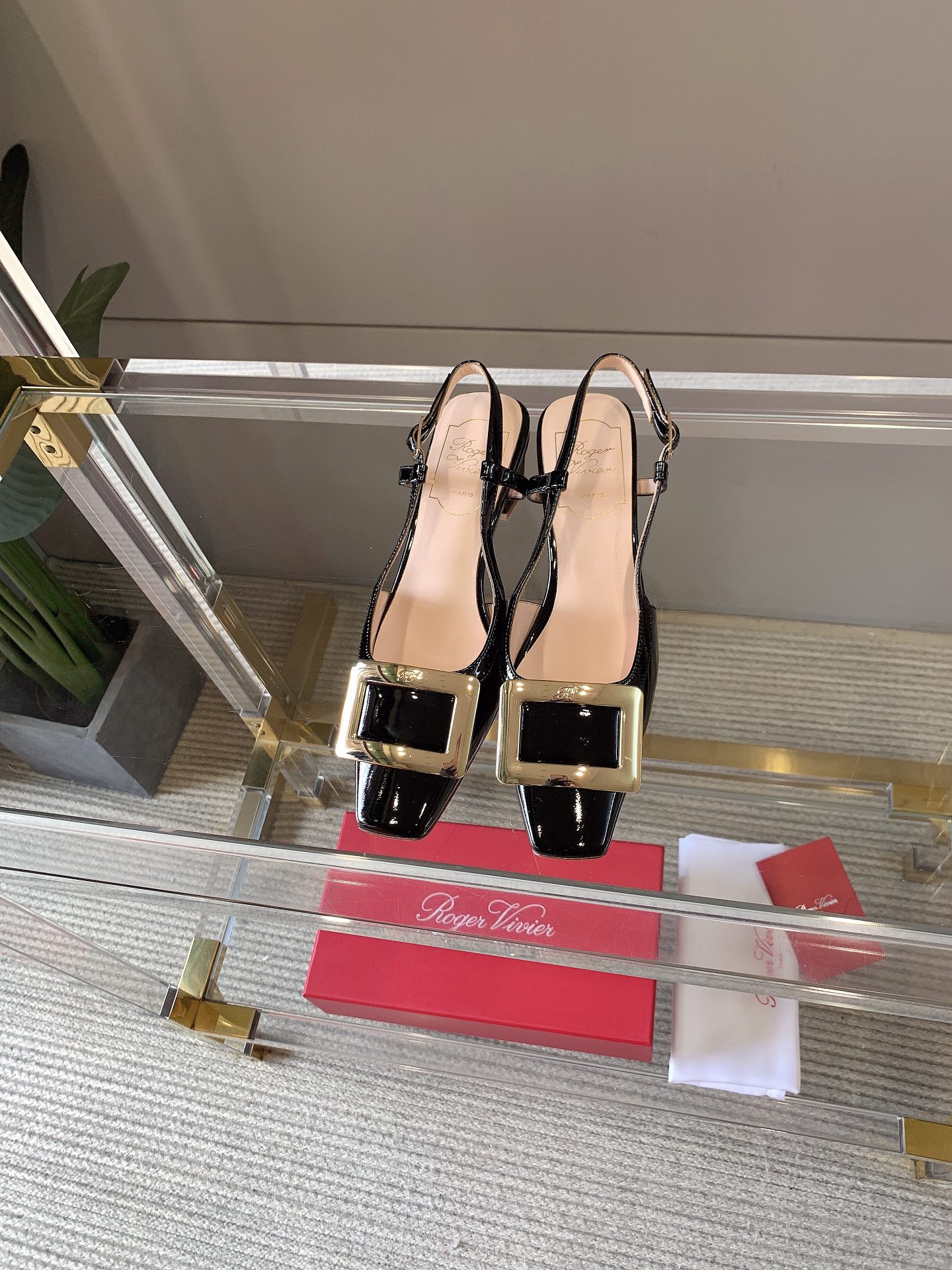 NO:901439,Roger Vivie's latest square buckle thick heel sandals are elegant and versatile, originally developed!  ZP molded square buckle, cow patent leather upper, sheepskin lining, Italian genuine leather outsole, heel height 4.5cm, 35-39 (customized for 40), sandals, roger vivor, sandals, sheepskin, Leather soles19860909Roger Vivie*新款方扣粗跟凉鞋 大气百搭 原版开发！ ZP开模方扣 鞋面牛漆皮 羊皮内里 意大利真皮大底 跟高4.5cm 35-39（40定做）,凉鞋,roger vivier,sandals,sheepskin,Leather soles,Women's Shoes