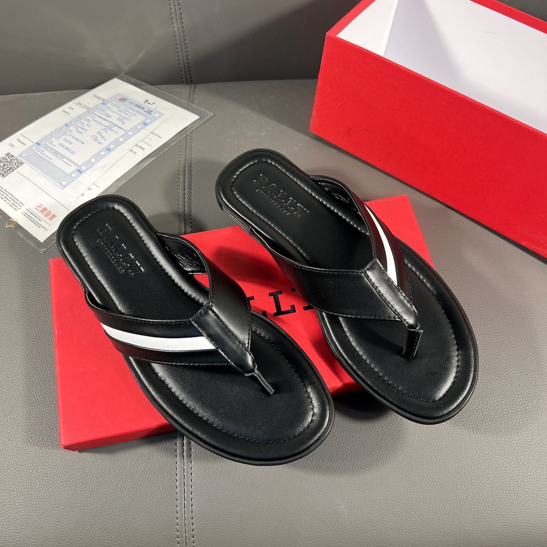 I0 🔍顶级代购 巴利男士春夏拖鞋专柜同步 鞋面意大利进口牛皮面料，标志图形高品质工艺，鞋底：原厂特供原版底，独家活动成型底超级舒适，原厂跟单货，🔍🔍高品质，可随意进出专柜，欢迎对比，