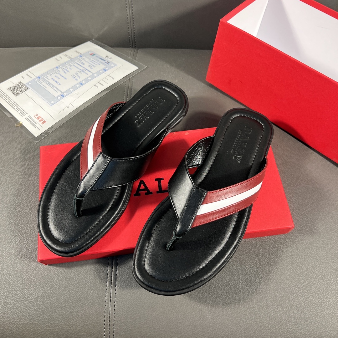 I0 🔍顶级代购 巴利男士春夏拖鞋专柜同步 鞋面意大利进口牛皮面料，标志图形高品质工艺，鞋底：原厂特供原版底，独家活动成型底超级舒适，原厂跟单货，🔍🔍高品质，可随意进出专柜，欢迎对比，