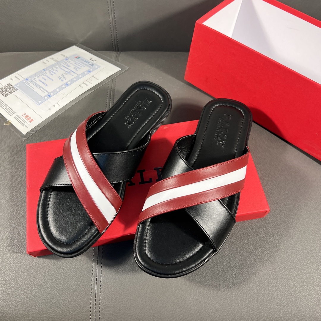 I0 🔍顶级代购 巴利男士春夏拖鞋专柜同步 鞋面意大利进口牛皮面料，标志图形高品质工艺，鞋底：原厂特供原版底，独家活动成型底超级舒适，原厂跟单货，🔍🔍高品质，可随意进出专柜，欢迎对比，