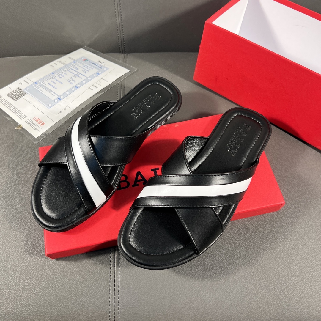I0 🔍顶级代购 巴利男士春夏拖鞋专柜同步 鞋面意大利进口牛皮面料，标志图形高品质工艺，鞋底：原厂特供原版底，独家活动成型底超级舒适，原厂跟单货，🔍🔍高品质，可随意进出专柜，欢迎对比，