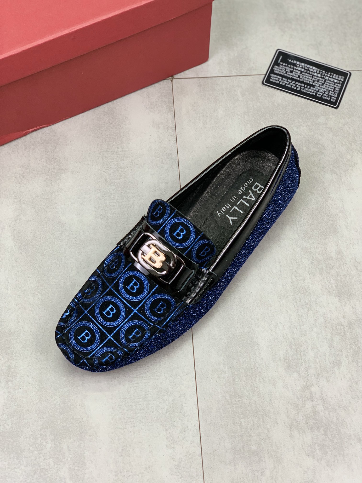 I0 牛里 巴利BALLY 香港高品质豆豆鞋。懒人套脚乐福款 此款面料采用进口顶级意大利头层牛皮配原版五金全头层牛皮内里 里更为高档 原版防滑耐磨橡胶大底驾车唯一选择，
