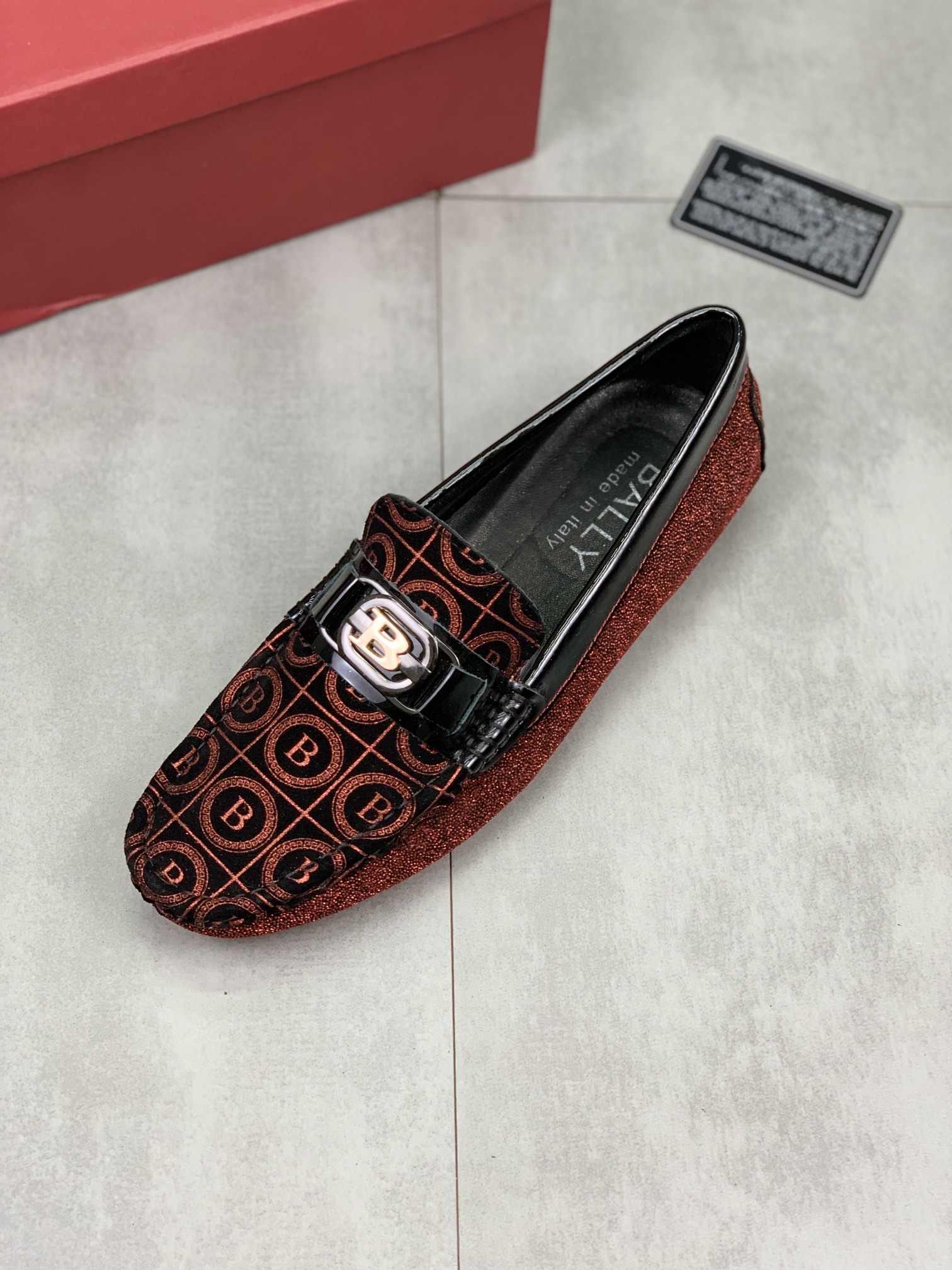 I0 牛里 巴利BALLY 香港高品质豆豆鞋。懒人套脚乐福款 此款面料采用进口顶级意大利头层牛皮配原版五金全头层牛皮内里 里更为高档 原版防滑耐磨橡胶大底驾车唯一选择，