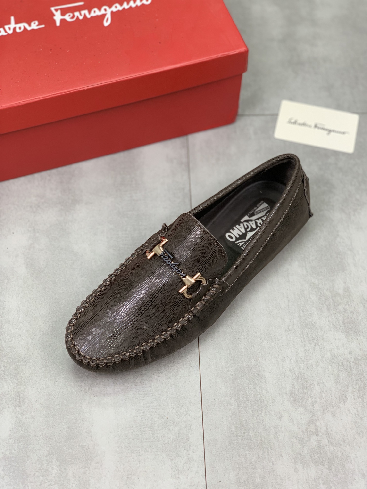 I0 牛里 Ferragamo菲拉格慕香港高品质豆豆鞋。懒人套脚乐福款 此款面料采用进口顶级意大利头层牛皮配原版五金全头层牛皮内里 里更为高档 原版防滑耐磨橡胶大底驾车唯一选择，