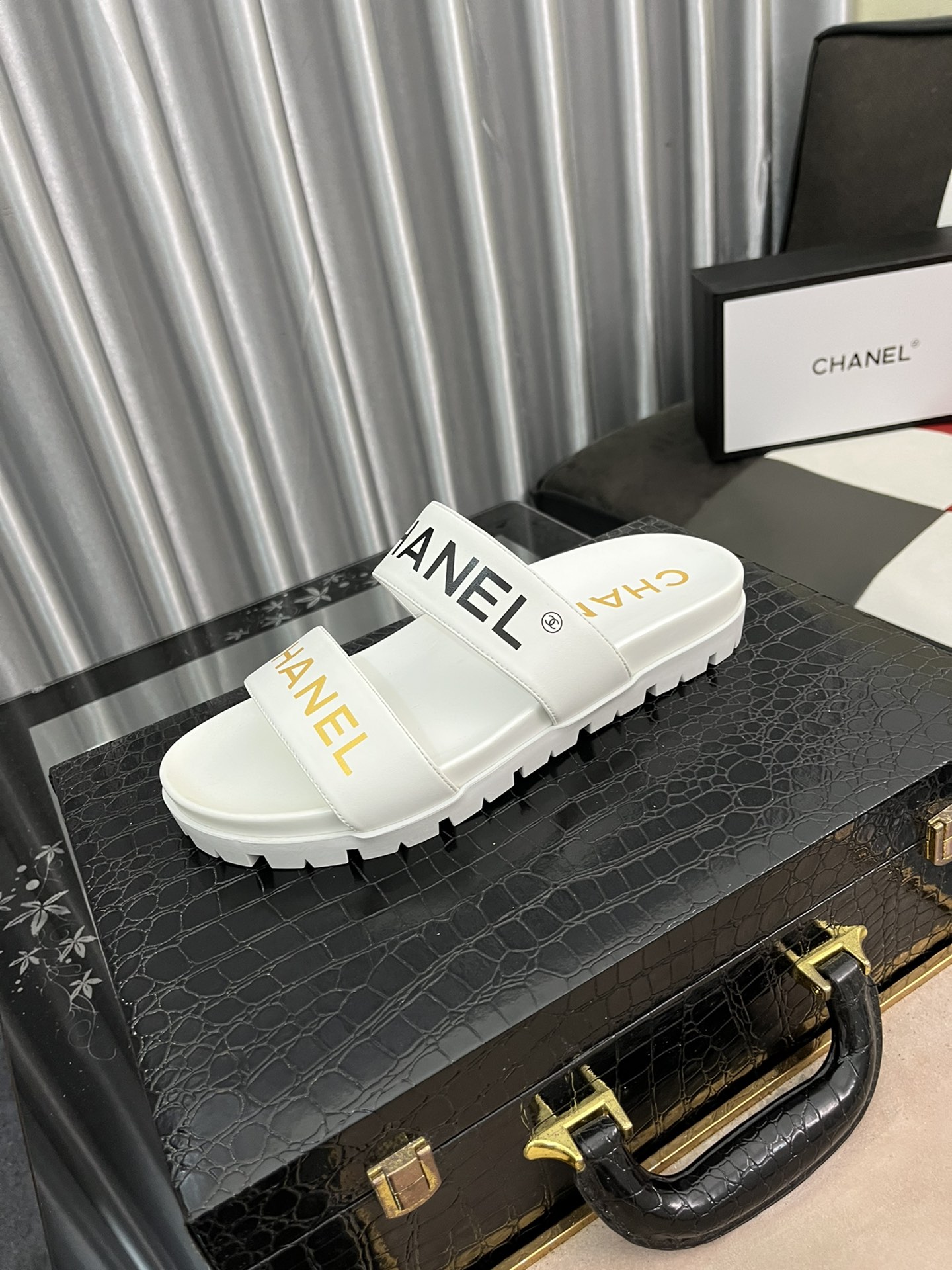 H0  2021年春夏givenchy 纪梵希 Givenchy 最火爆的品牌logo标准性凉鞋拖鞋，金卡戴珊与众多网红同款，软踏踏的原版pu鞋底，鞋面为PVC品牌标志性logo，非常时尚沙滩拖鞋，这个夏天不能错过时尚单品。