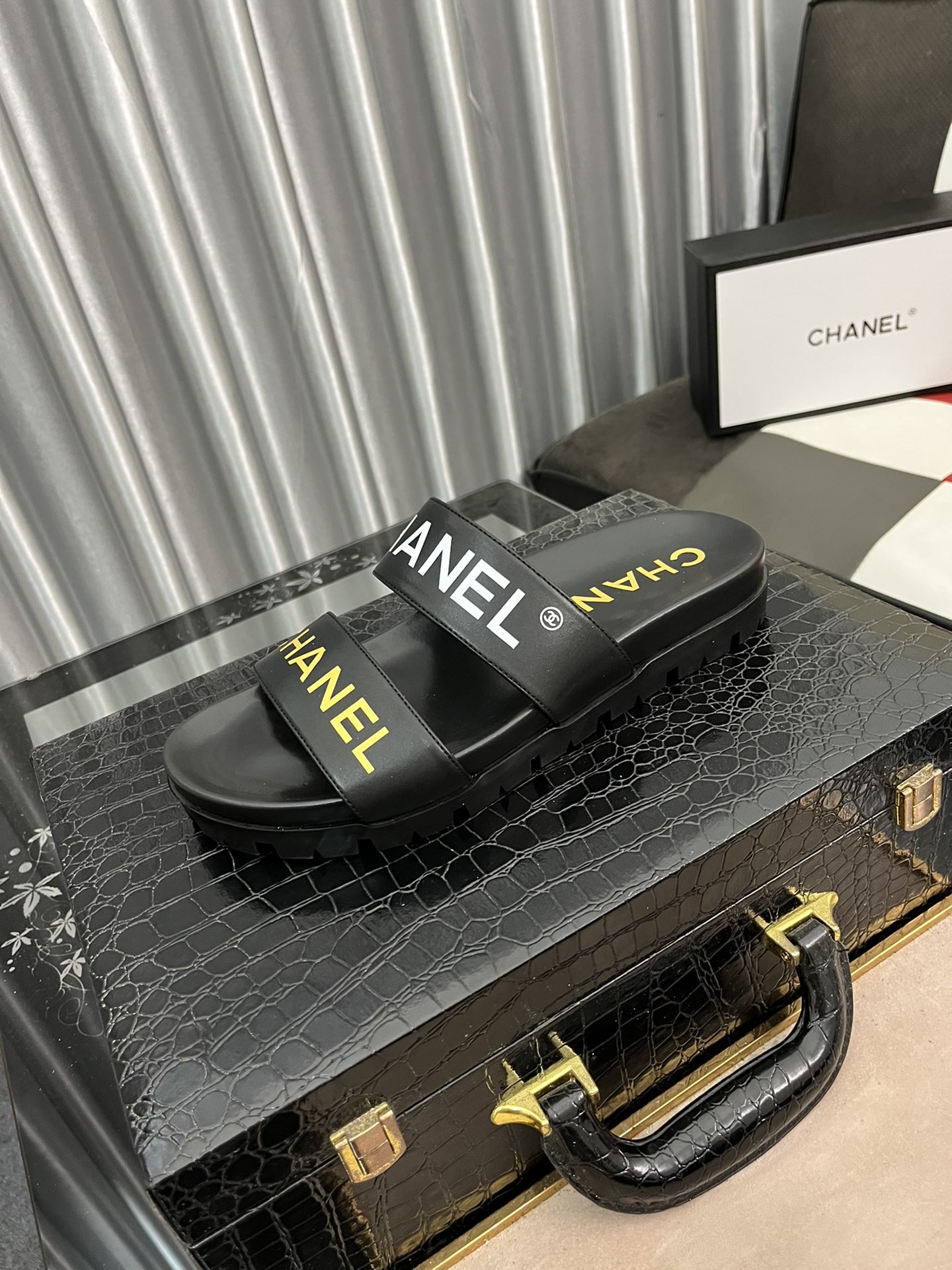 H0  2021年春夏givenchy 纪梵希 Givenchy 最火爆的品牌logo标准性凉鞋拖鞋，金卡戴珊与众多网红同款，软踏踏的原版pu鞋底，鞋面为PVC品牌标志性logo，非常时尚沙滩拖鞋，这个夏天不能错过时尚单品。