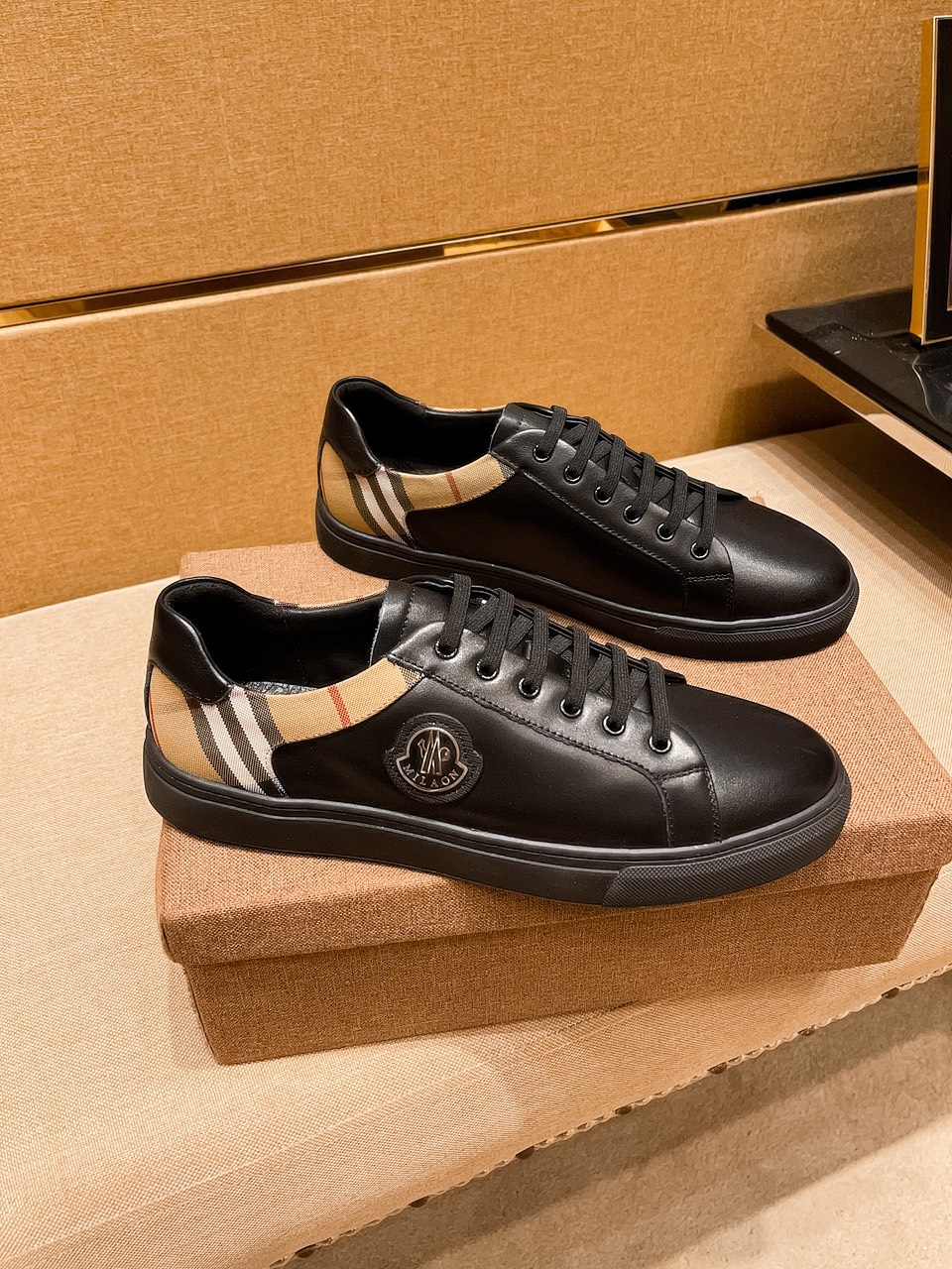 J0    Burberry 巴宝莉 男鞋高端品牌 官网1：1最新力作：鞋面采用意大利进口头层牛皮搭配舒适透气内里➕原版防滑耐磨大底制作 ，让行走更加便捷舒适，惊世之作，与官方的质量相比美的1：1复刻[色]打造时尚个性衬托你的与众不同潮男必备!经典