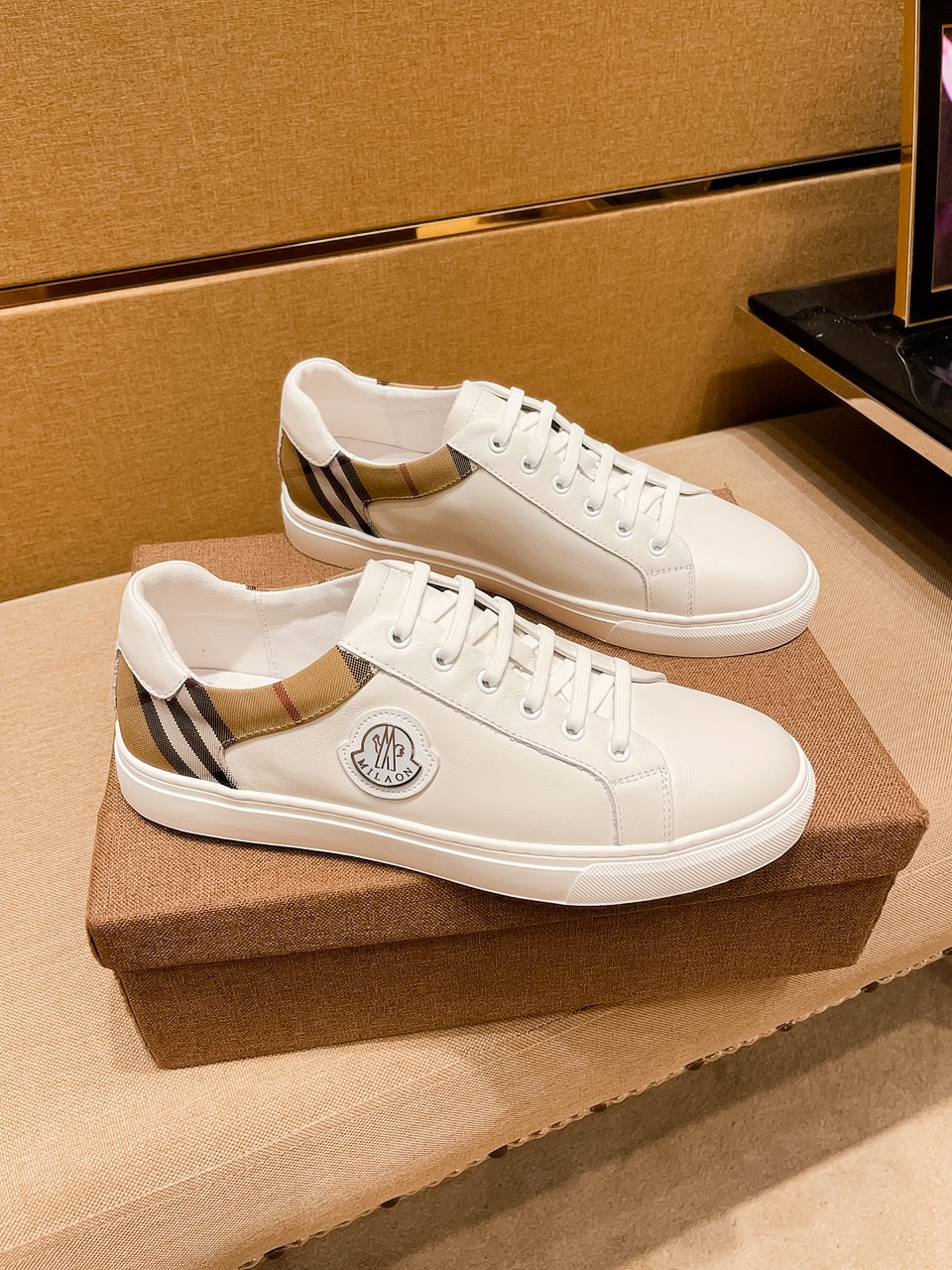 J0    Burberry 巴宝莉 男鞋高端品牌 官网1：1最新力作：鞋面采用意大利进口头层牛皮搭配舒适透气内里➕原版防滑耐磨大底制作 ，让行走更加便捷舒适，惊世之作，与官方的质量相比美的1：1复刻[色]打造时尚个性衬托你的与众不同潮男必备!经典