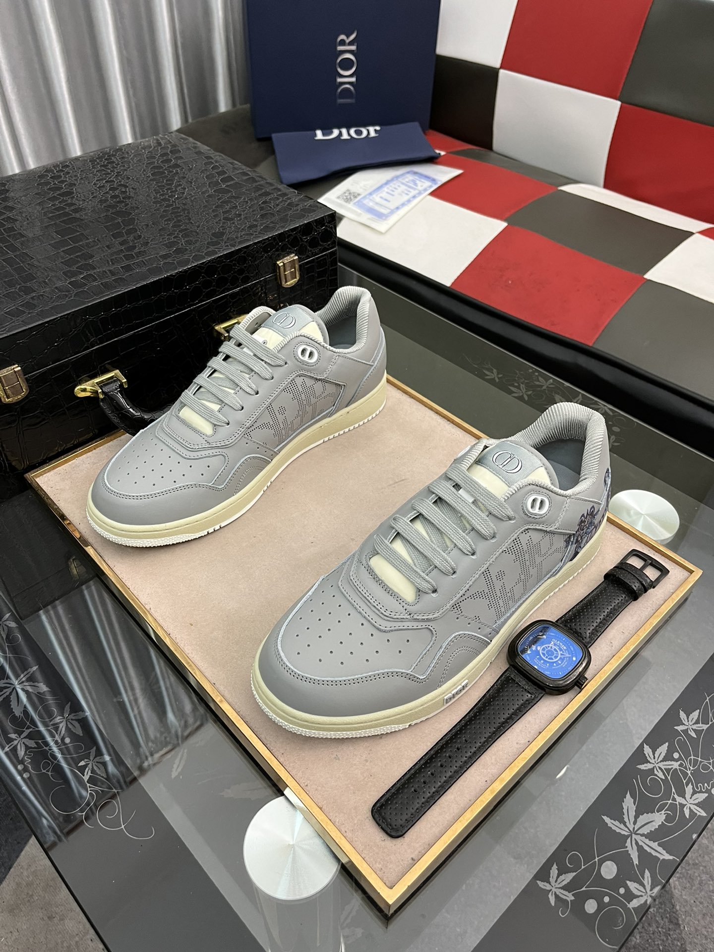 J5  迪奥官网走秀爆款，火爆开启，震撼上市2022年春夏走秀款，经典休闲运动鞋无数网红明星show，卖疯的节奏，新品的材质工艺以及设计元素更加丰富，美不胜收的版面专柜 G5 00+。无原版不开发的原则👍👍👍进口头层牛皮完美结合双色TPU后侧鞋口和鞋跟处均带有品牌标志性细节，提升格调。💑💑💑